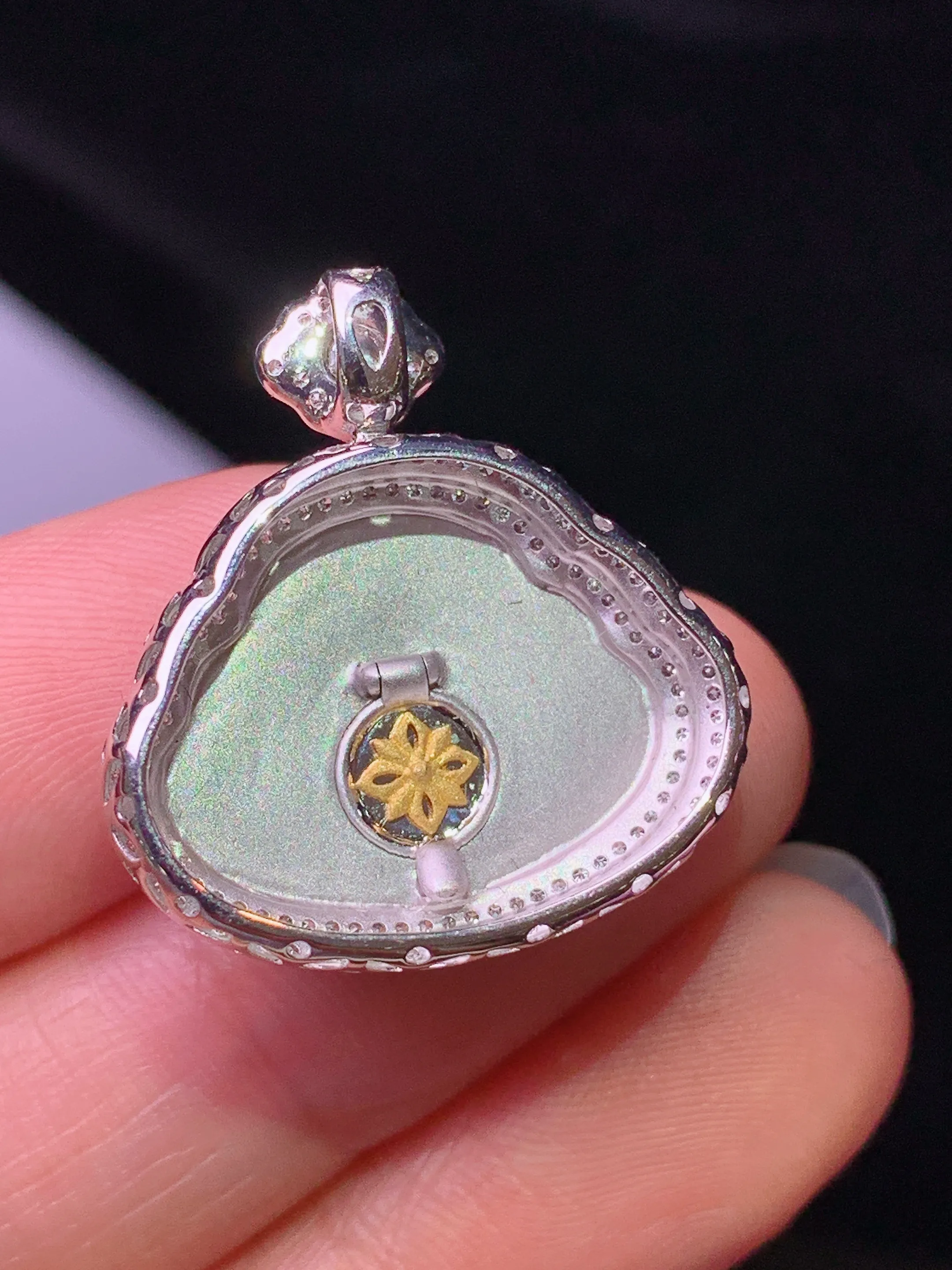 18k金钻镶嵌翠绿佛公吊坠 玉质细腻 色泽清新艳丽 整体尺寸24.3*22.3*9