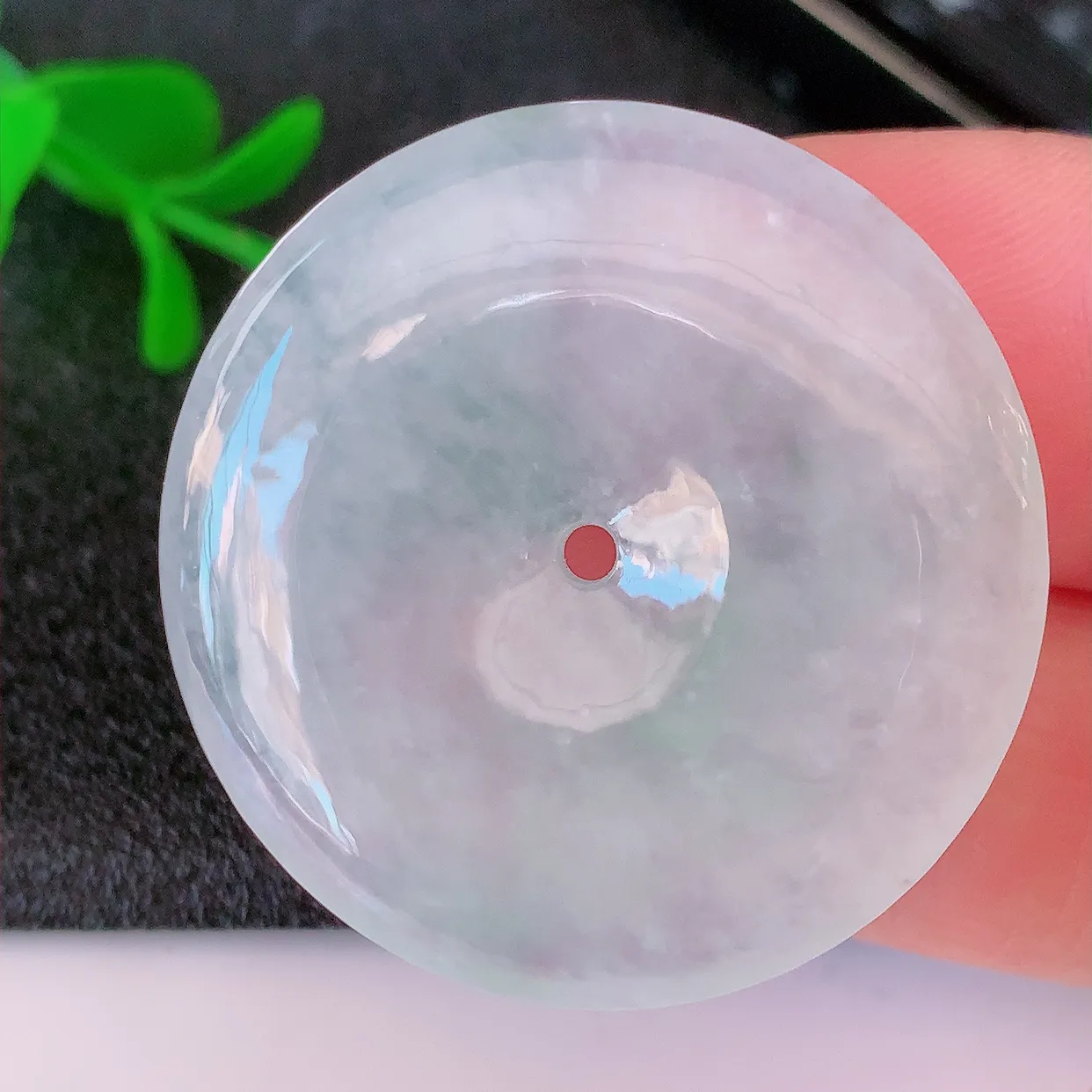 自然光实拍，冰种翡翠平安扣吊坠，平安是福；冰透，很美的料子， 平安扣佩戴优雅迷人！#57.16