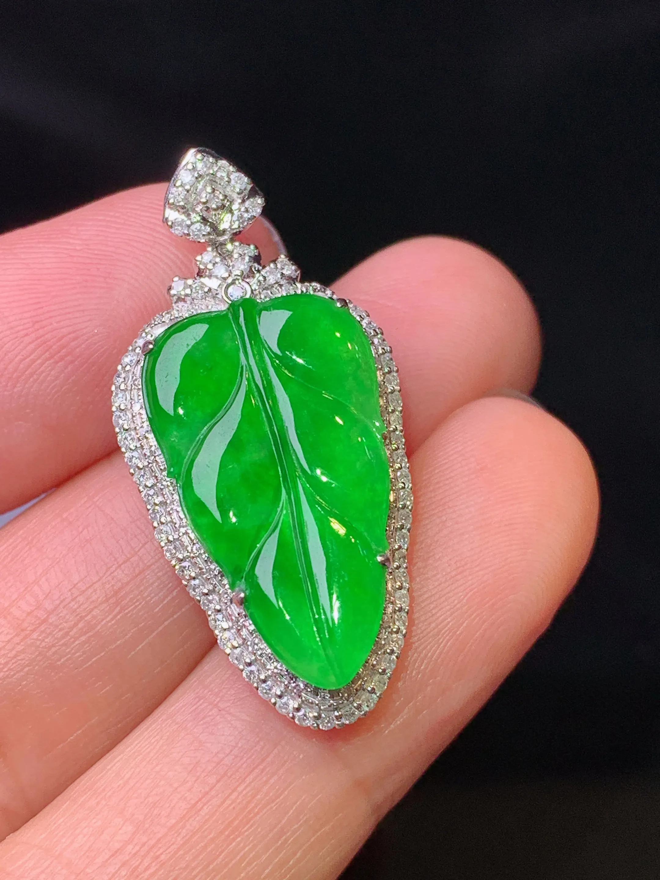 18k金钻镶嵌满绿树叶吊坠 玉质细腻 色泽清新艳丽 整体尺寸33.2*16*7