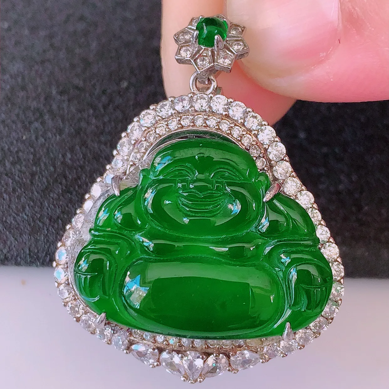 冰透满绿翡翠925银镶嵌佛公吊坠，自然光实拍，翠色灵动，颜色漂亮，种老水足，品相佳，佩戴佳品！#97