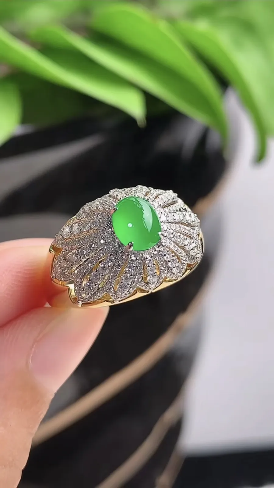 a货翡翠老坑冰种18K金伴钻镶嵌阳绿蛋面戒指 圈口17.5裸石尺寸6×4.8mm 重量4.54g 1215