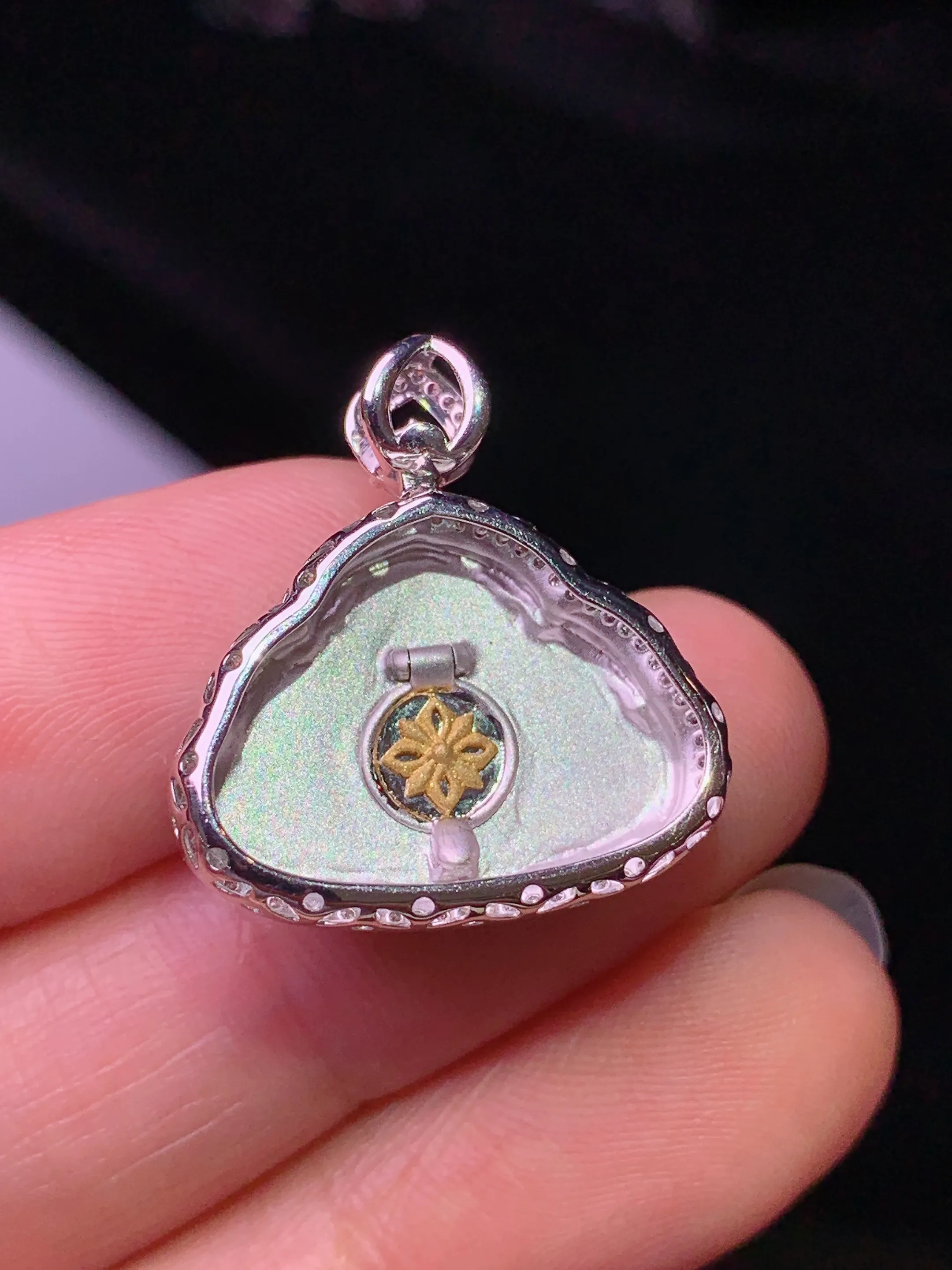 18k金钻镶嵌翠绿佛公吊坠 玉质细腻 色泽清新艳丽 整体尺寸22*20.3*8.2