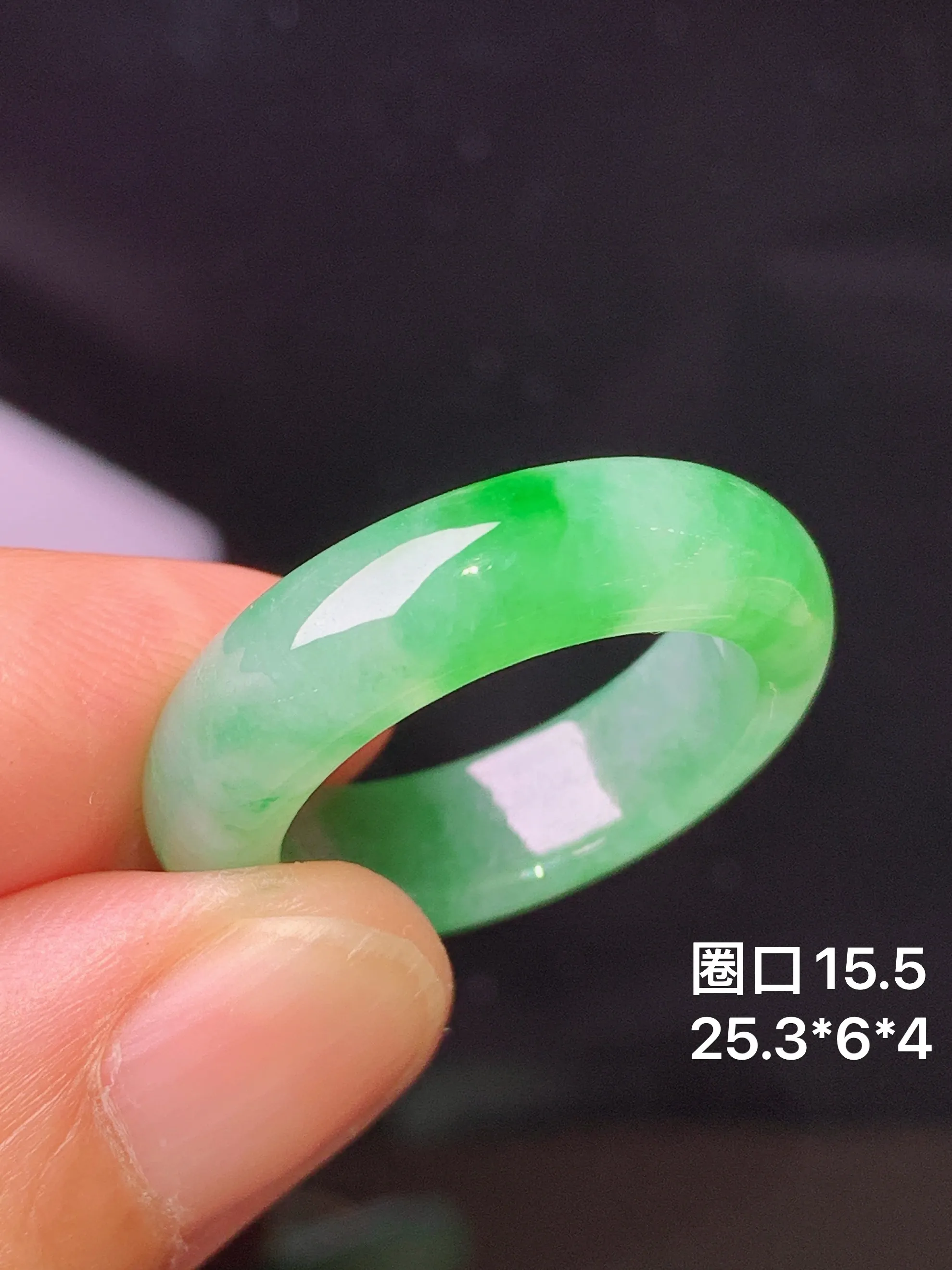 翠绿指环  玉质细腻 色泽清新艳丽 圈口15.5 整体尺寸25.3*6*4