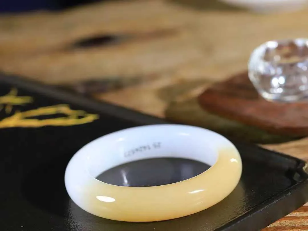 （柔情似水.手镯）

精品和田玉糖白玉手镯，玉质温润细腻，镯型饱满圆润，优雅知性，姽婳于幽静兮，又婆