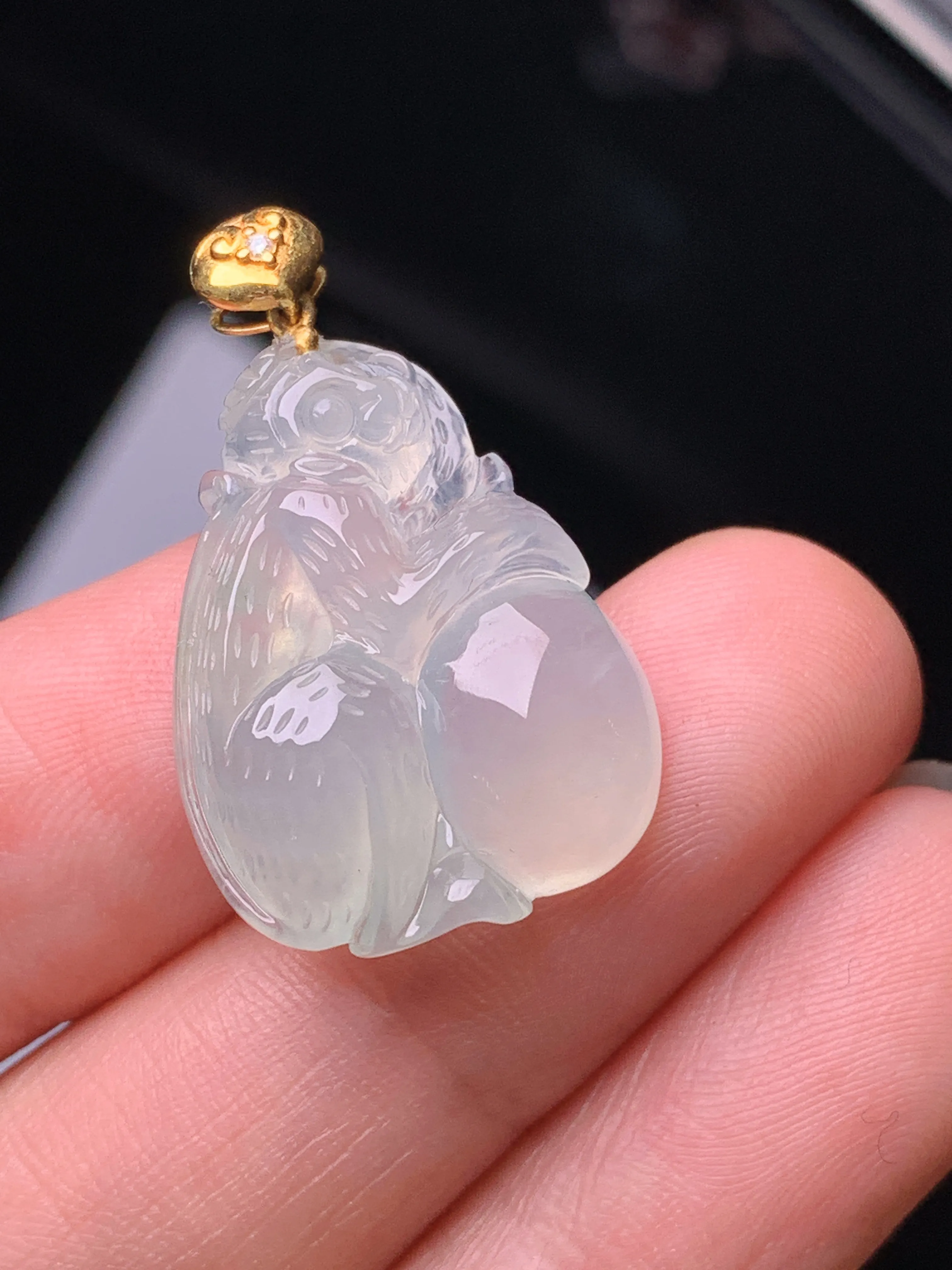 18k金镶嵌冰种灵猴献寿吊坠 玉质细腻 色泽清新艳丽 整体尺寸28*17.2*5.8