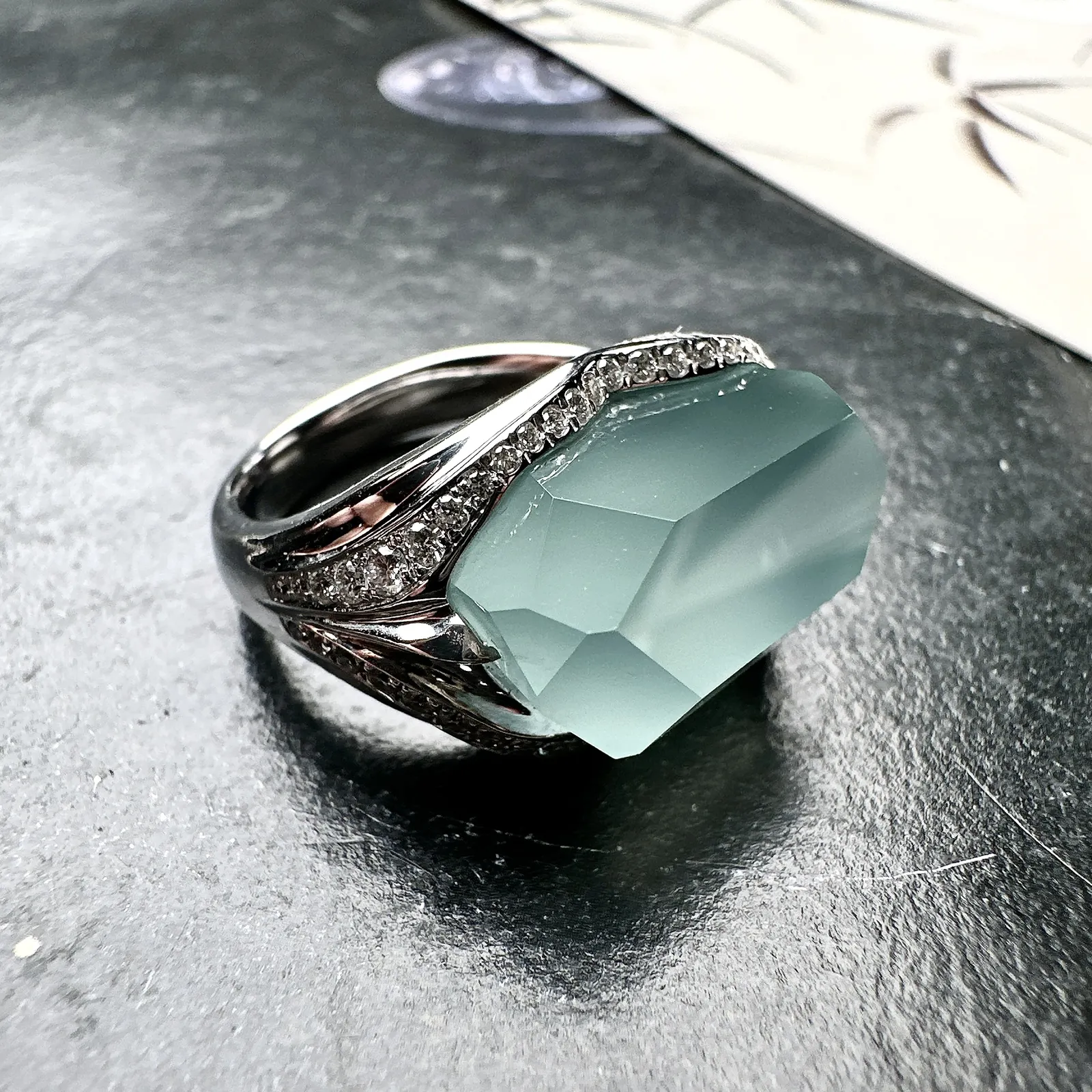 【冰种天空蓝随形戒指】质地非常细腻干净，冰润十足，种老冰透，收藏品质。18k金钻镶嵌，裸石尺寸18*11.29.3毫米