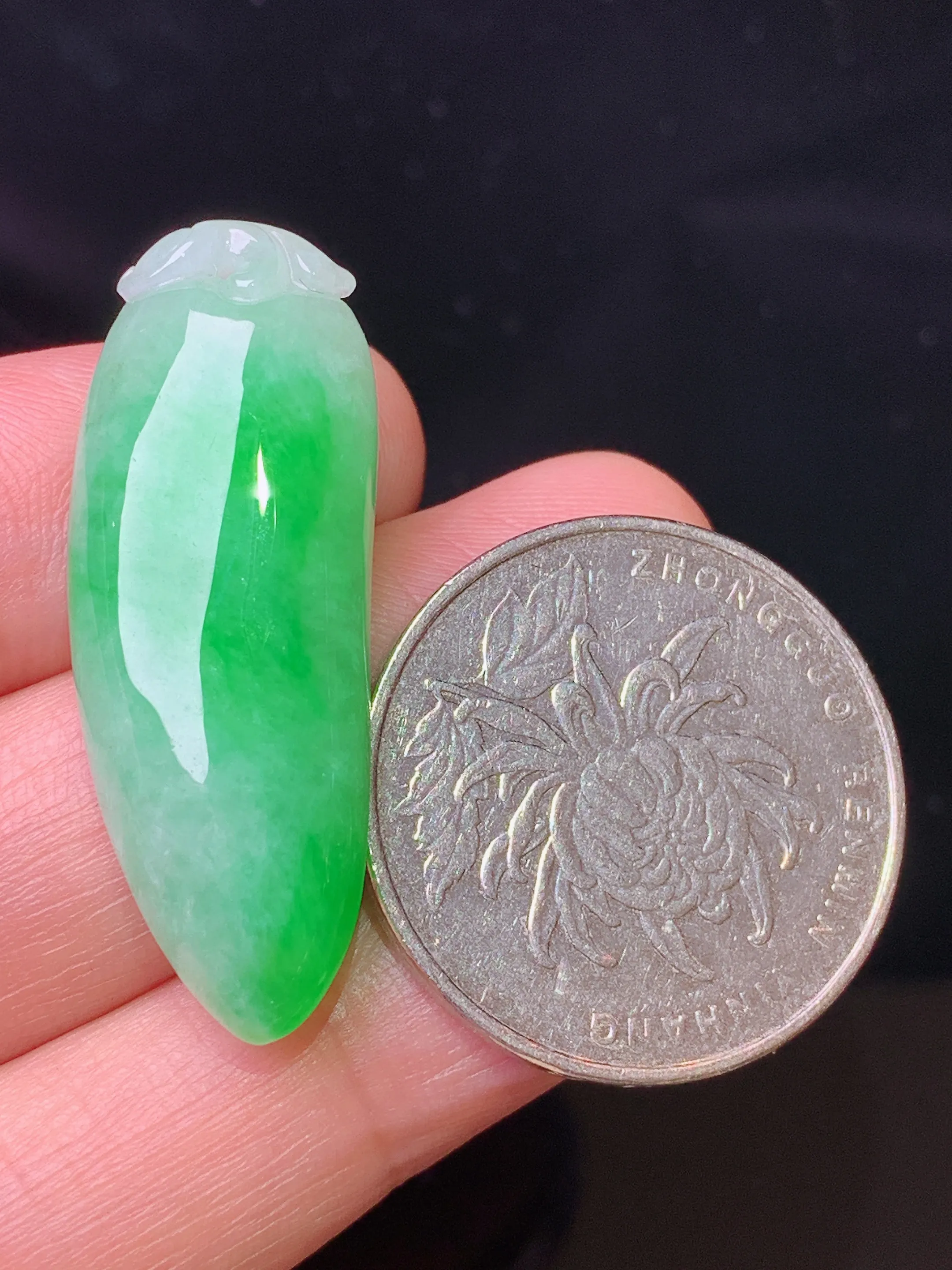 翠绿福瓜吊坠 玉质细腻 色泽清新艳丽 整体尺寸35*13*7.2