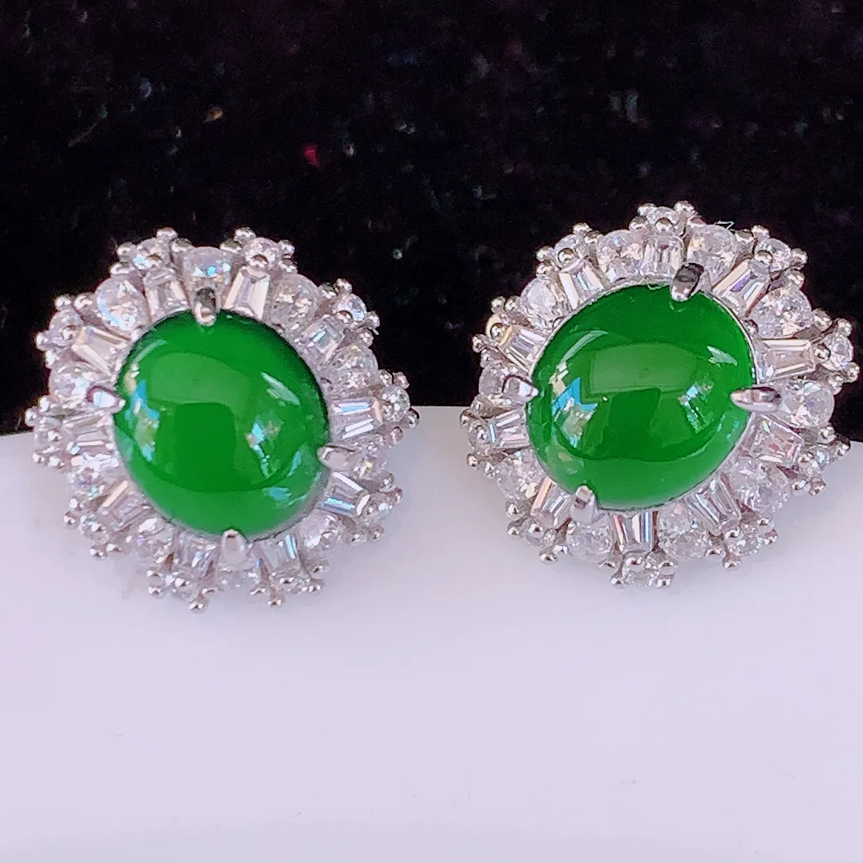 冰透满绿翡翠925银镶嵌耳钉，自然光实拍，翠色灵动，颜色漂亮，种老水足，品相佳， 佩戴佳品！#97.16整体17*13-12.5裸石7.8*6.8
