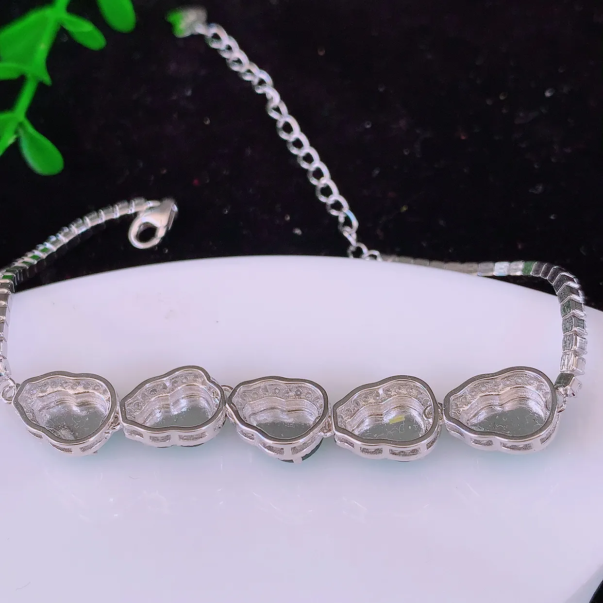 冰透满绿翡翠925银镶嵌葫芦手链，自然光实拍，翠色灵动，颜色漂亮，种老水足，品相佳，佩戴佳品！#97.16取一整体10.5-8.5*5.6 裸石8*6