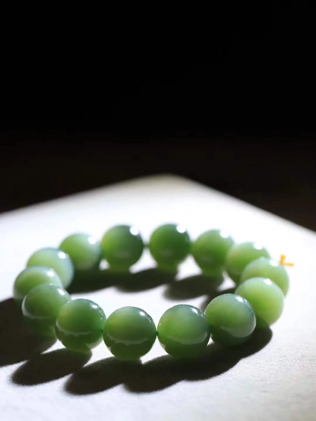 【珠圆玉润.手串】

收藏级和田玉碧玉猫眼珠圆玉润手串 玉质温润细腻  整串打磨圆润，佩戴舒适。珠珠落玉盘，间关莺语花底滑，一生美好时光，无论身在何处，都有它相伴相守。事事顺遂，幸福美满，吉祥如意。重74.7克 尺寸取一15mm  FDA-221251933