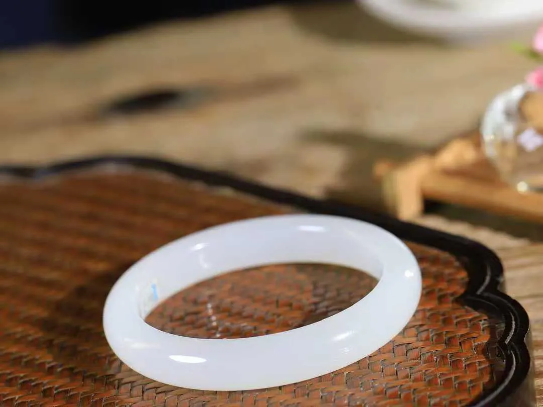 【情有独钟.手镯】

精品和田玉白玉手镯 玉质温润细腻 油性十足 手感舒适，高华雅逸，线条流畅，简