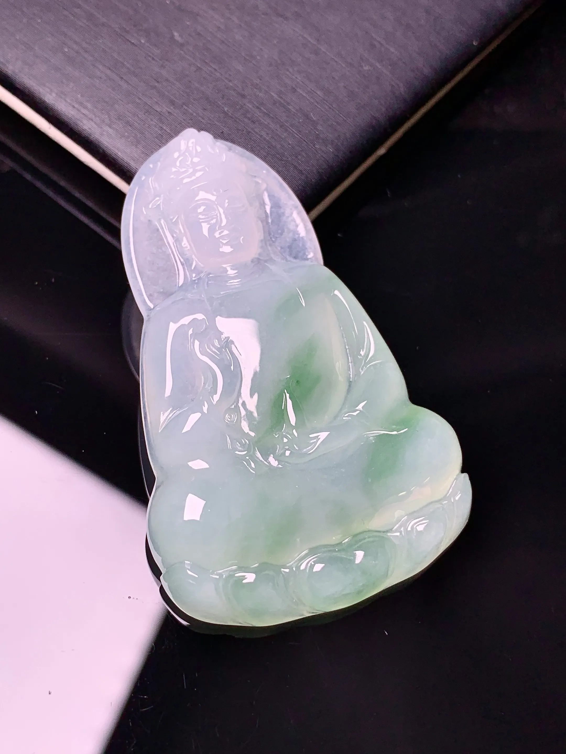 飘绿观音菩萨吊坠 玉质细腻 色泽清新艳丽 整体尺寸46.5*29.6*5.8