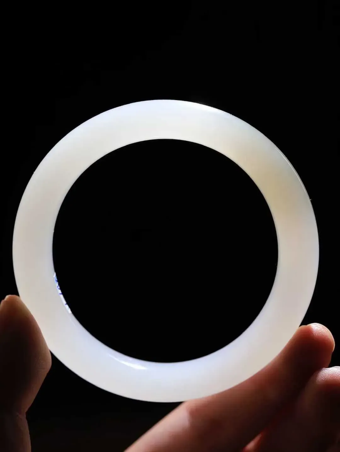 【花样年华·手镯】

精品和田玉白玉烟灰双色手镯，质地油润细腻，色泽高贵典雅，镯型古朴典雅。在诗情画意的雨巷相遇，你是我腕间的一抹风情，有你眸有深情，清风荡漾湖间静水，我愿俯身低眉，在烟波涟漪处，寻你深情倩影。内径60.5mm尺寸12-10.7mm 重66克fDA-781271924