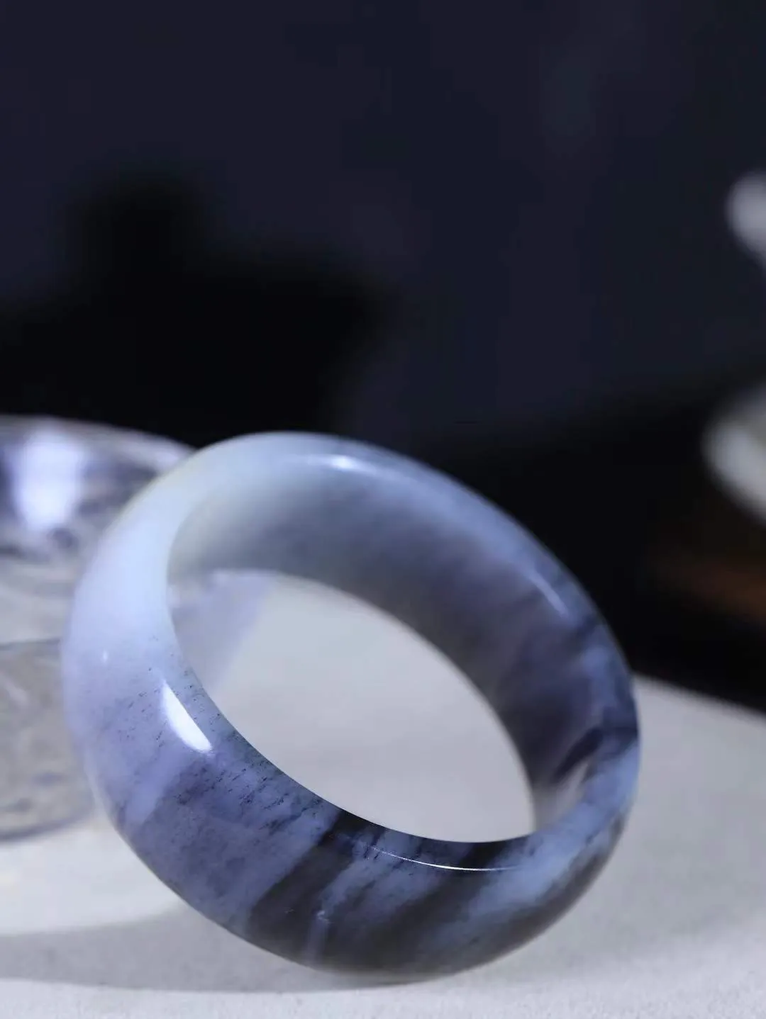 【籽.水墨青花·手镯】

新疆和田青花籽料手镯，玉质细腻温润，手感舒适，️线条流畅，简约大气，美自天成，佩戴于腕间，婉约之美，举手投足间透出那份低调奢华，醉人心扉。
重82.4克 内径圈口56.5mm尺寸21.5-7.5mm FDA-451242079