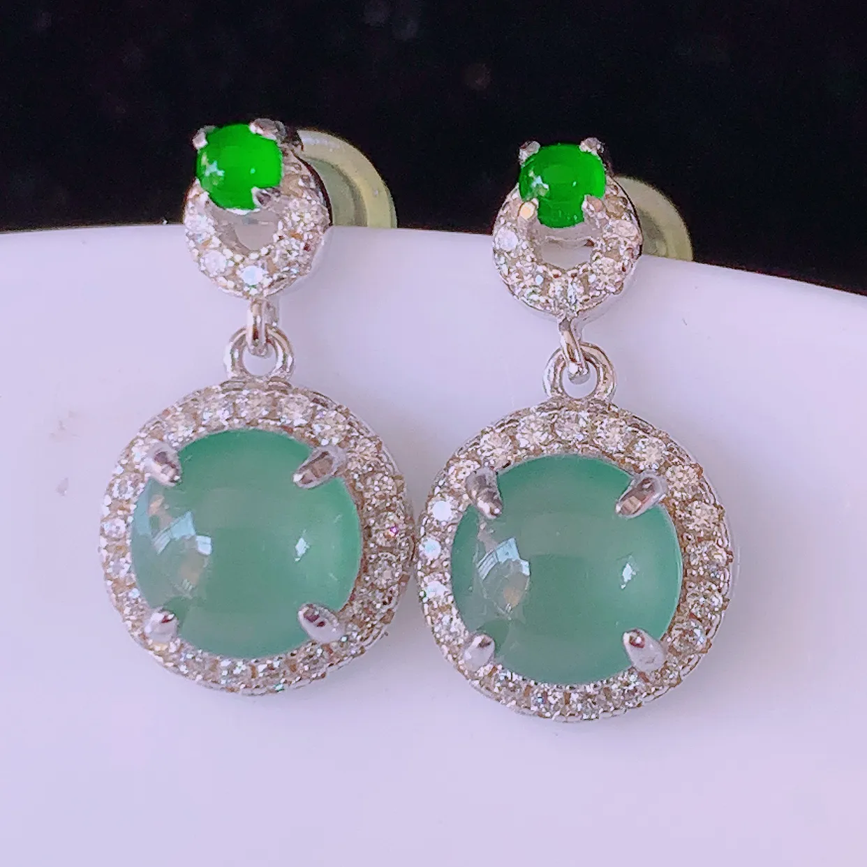 冰透满绿翡翠925银镶嵌耳坠，自然光实拍，翠色灵动，颜色漂亮，种老水足，品相佳，佩戴佳品！#97.1