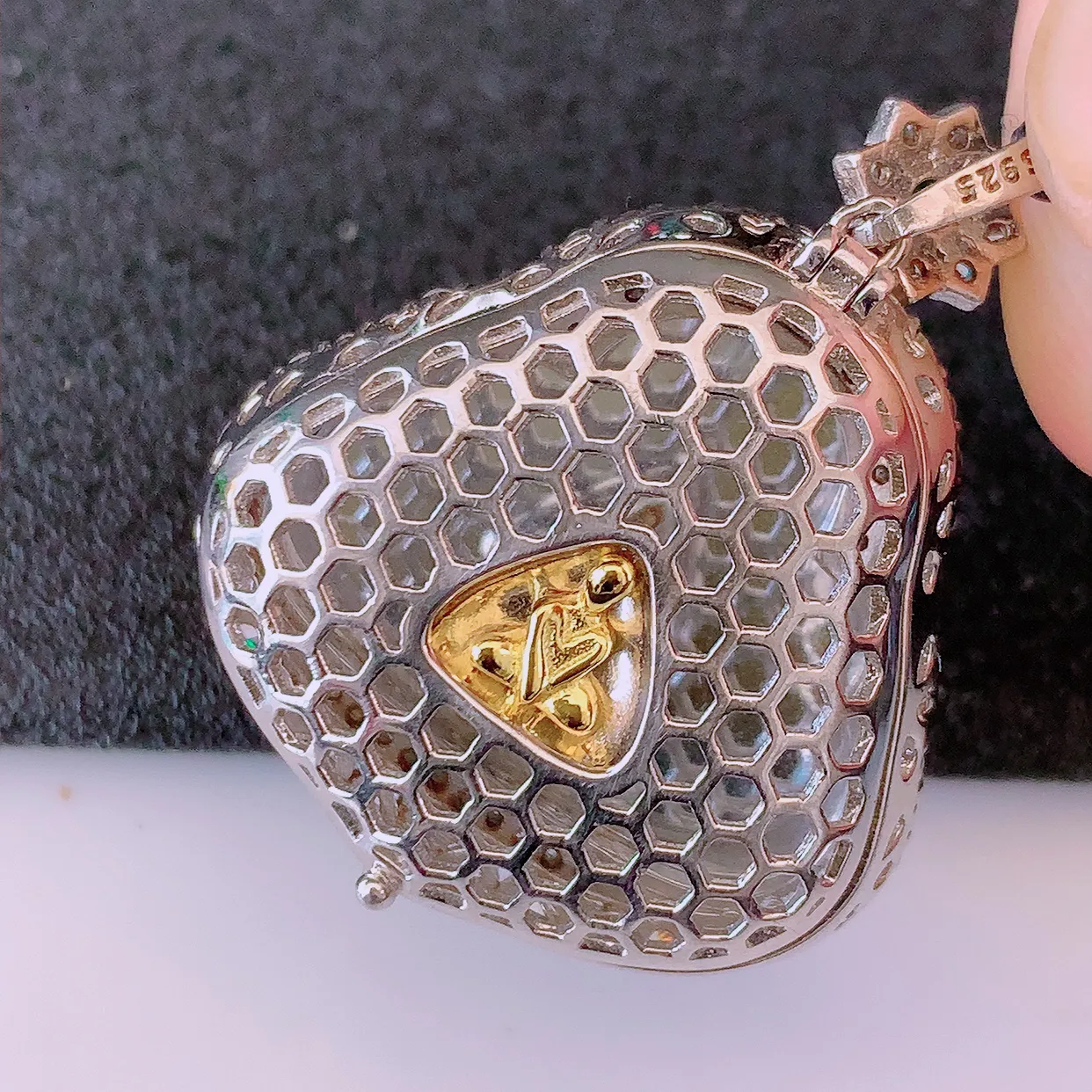 冰透满绿翡翠925银镶嵌佛公吊坠，自然光实拍，翠色灵动，颜色漂亮，种老水足，品相佳，佩戴佳品！#97.16整体34.5*27.5*10裸石24.2* 18.5