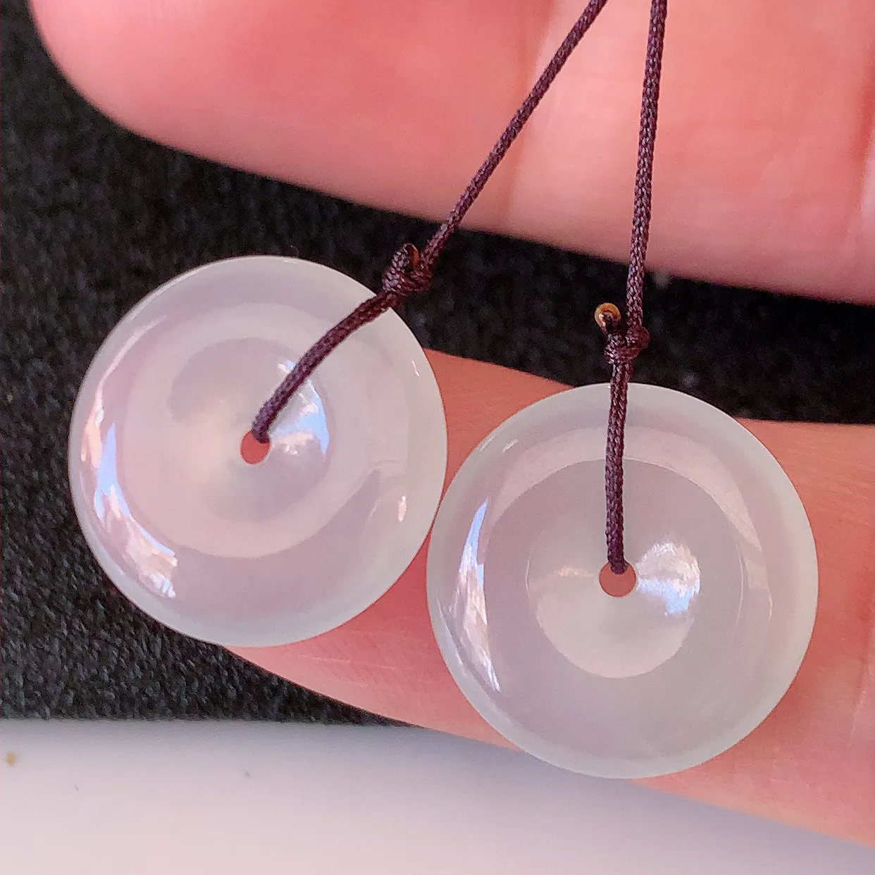 自然光实拍，冰种翡翠一对平安扣耳坠，翠色灵动，玉质细腻，颜色漂亮，品相佳，佩戴 佳品！配银线 #49