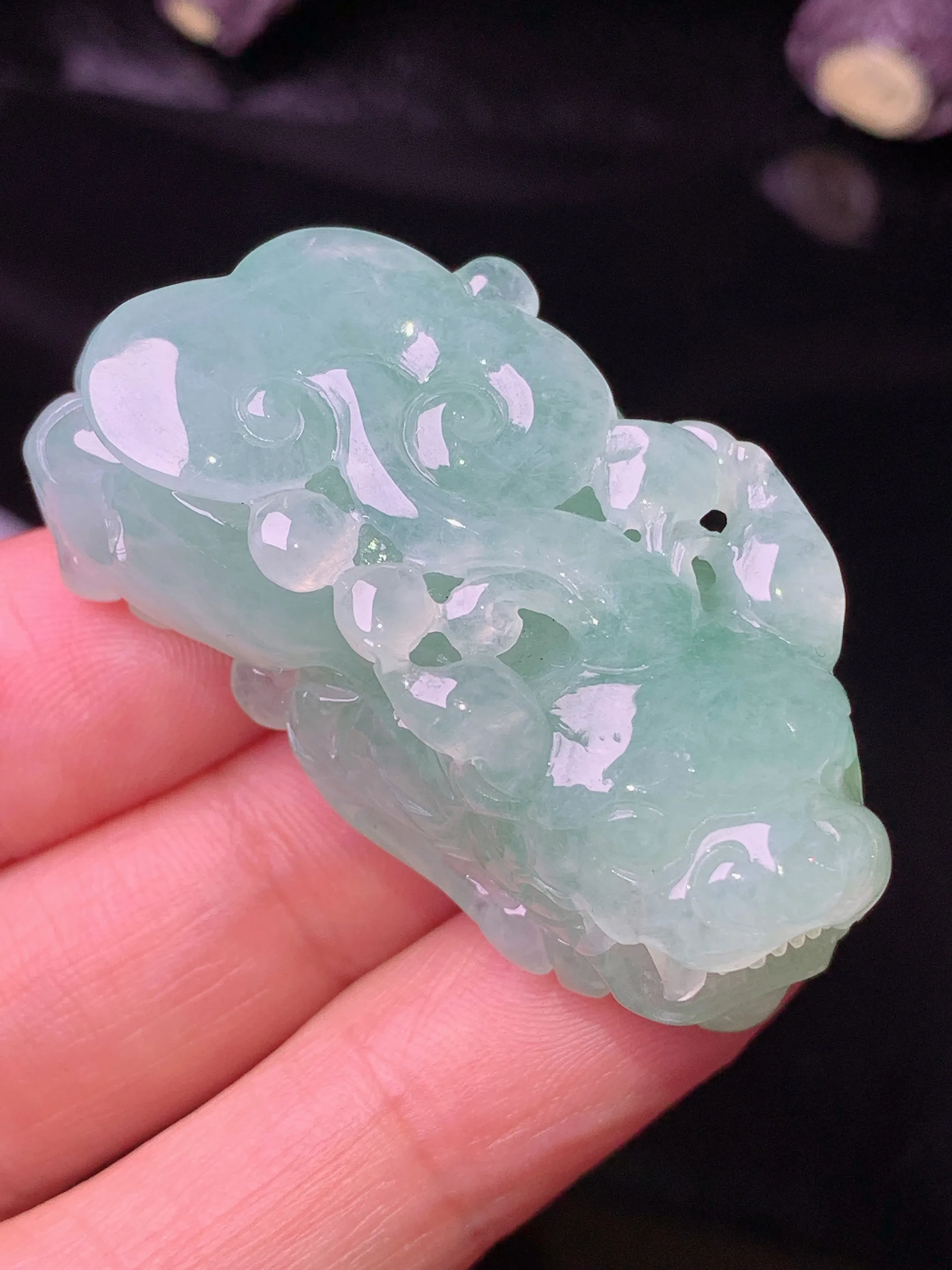 飘绿貔貅吊坠 玉质细腻 色泽清新艳丽 整体尺寸43.3*21.5*15.2