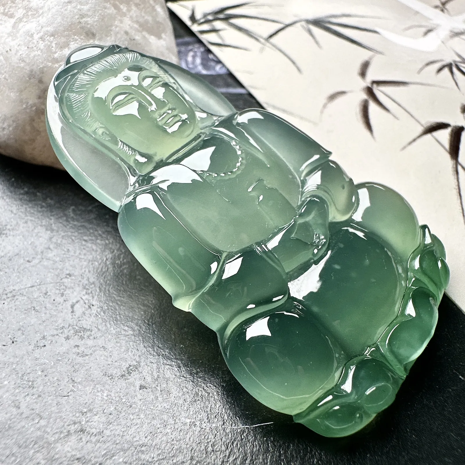 【冰种晴底正装观音】质地细腻，通透度上佳，冰感十足，适合佩戴，收藏品质