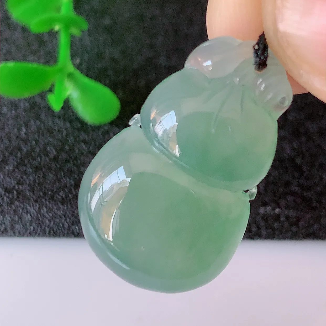 自然光实拍，冰种翡翠葫芦吊坠，葫芦寓意福禄双全，财源滚滚，饱满，清新脱俗，佩戴效果优雅迷人！#57.18