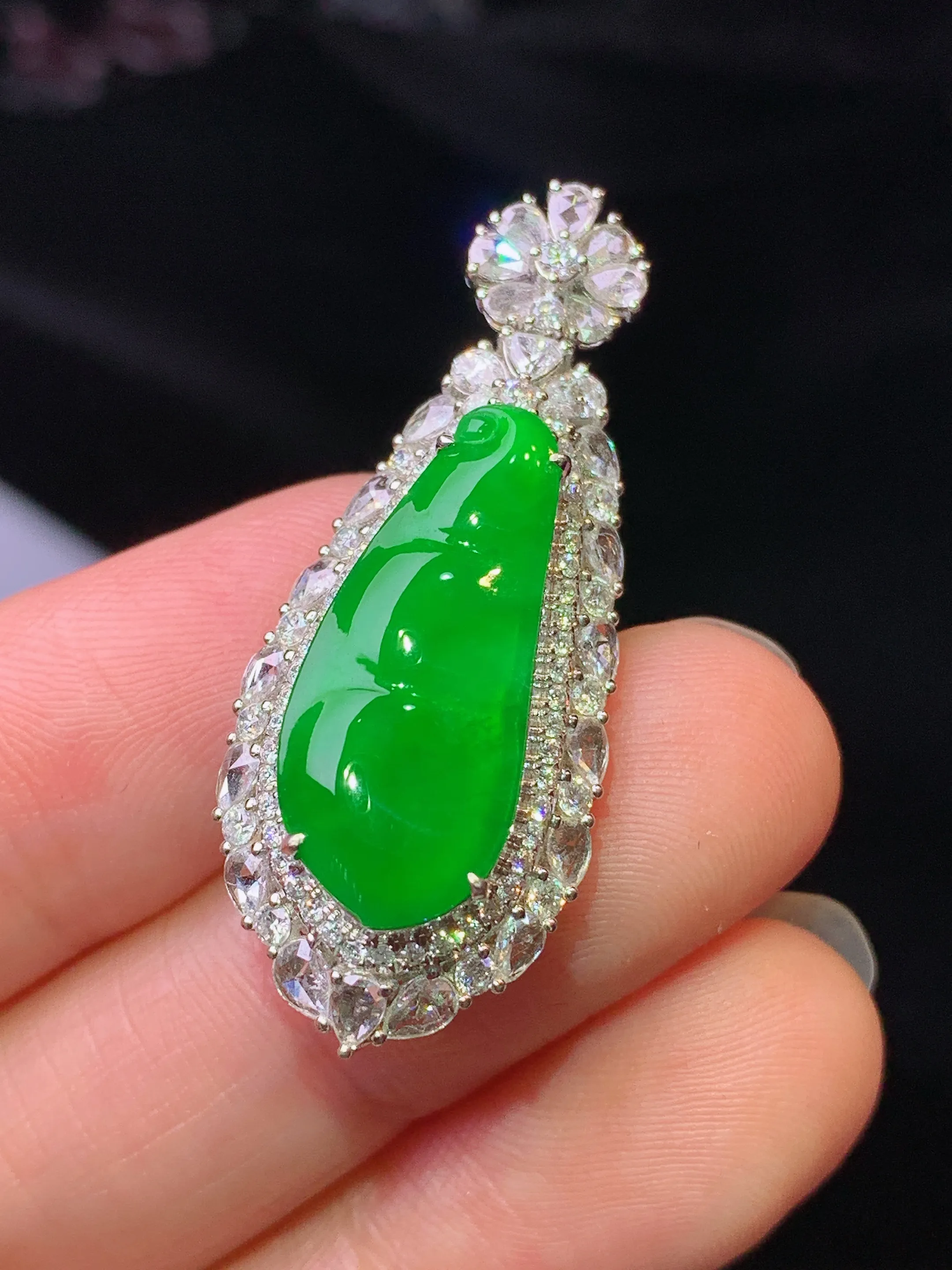 18k金钻镶嵌满绿四季豆吊坠 玉质细腻 色泽清新艳丽 整体尺寸36.5*14.8*10.2