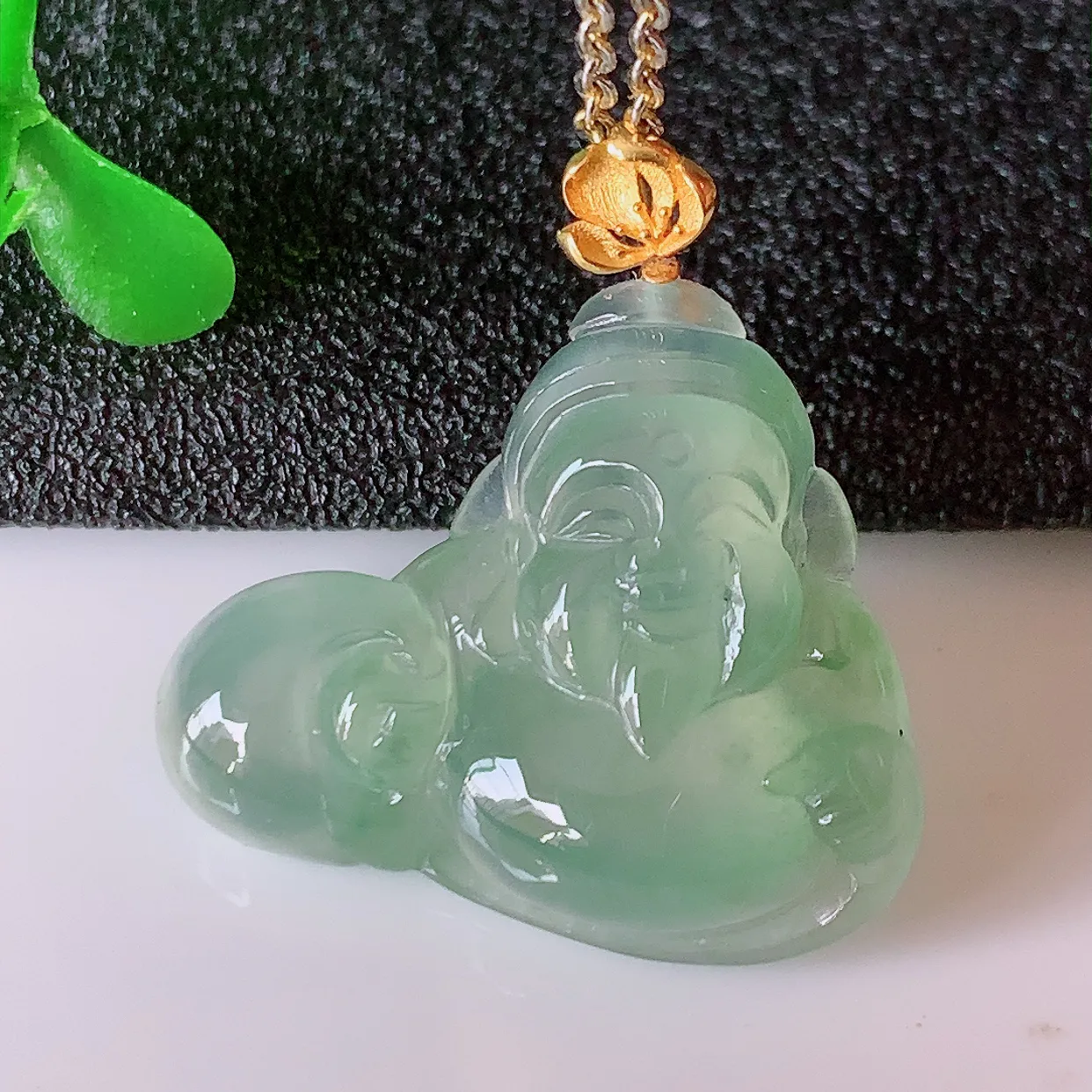 自然光实拍，18K金镶嵌冰种翡翠招财财神爷吊坠，财神到你家里来，年年月月发大财，形态极为讨喜，佩戴效果招财迷人#1.18整体23裸石22*18*5.2