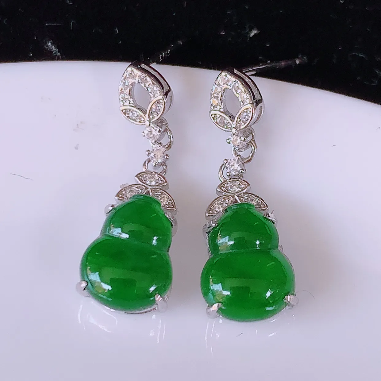 冰透满绿翡翠925银镶嵌葫芦耳坠，自然光实拍，翠色灵动，颜色漂亮，种老水足，品相佳，佩戴佳品！#97.18整体22*7.5*5裸石10*7.5