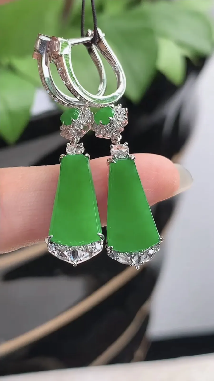 a货翡翠冰种18K金伴钻镶嵌阳绿无事牌耳坠 尺寸14.4×8×4mm 重量5.46g 1216