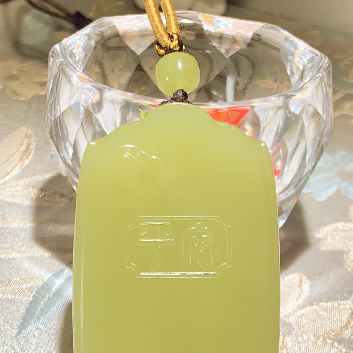 新疆和田玉若羌黄口料平安无事牌挂件。尺寸58/36/10重56克。玉质细腻油润。手推出油。品相大气。lt251220