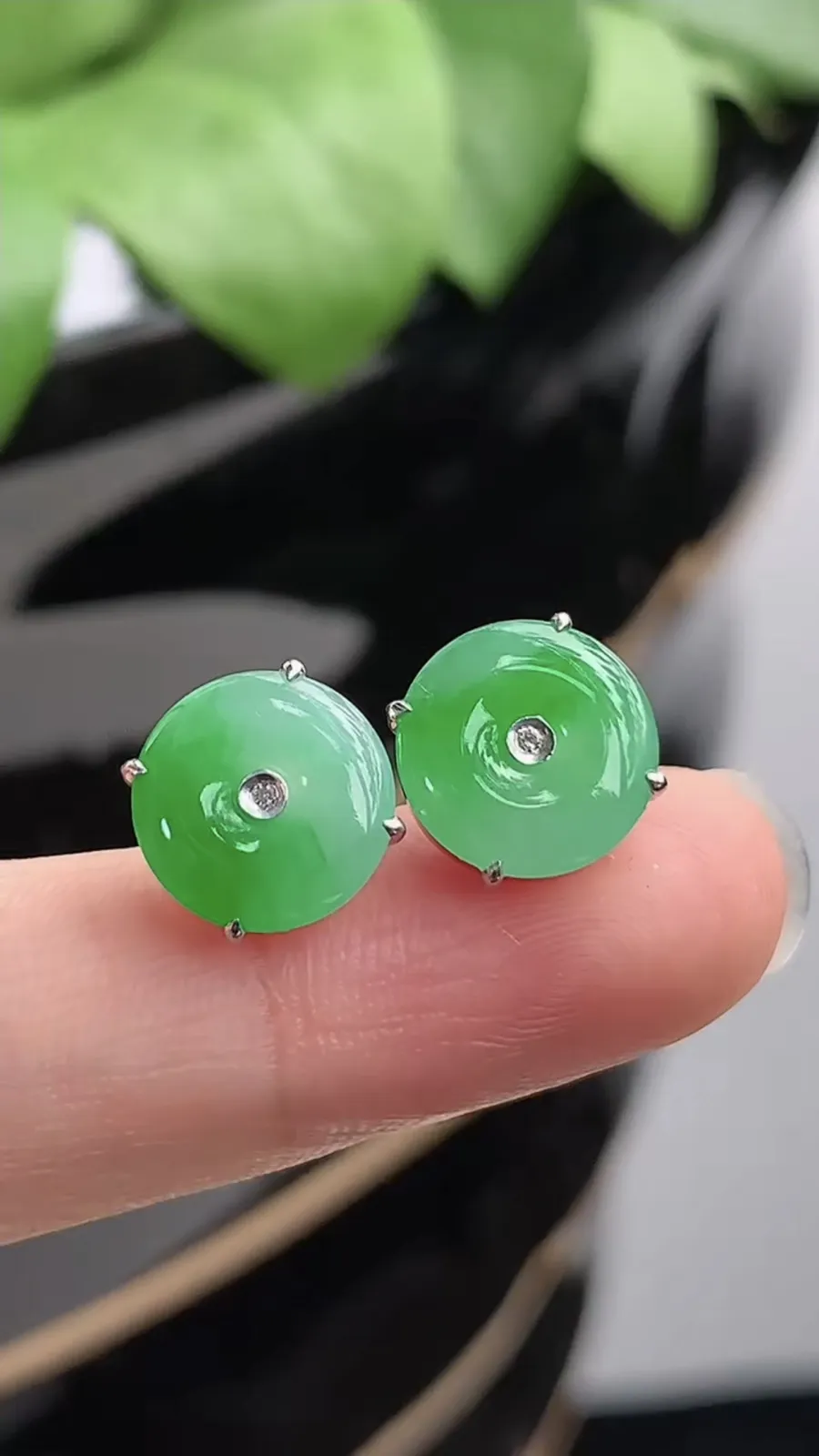 a货翡翠冰种18K金镶嵌飘绿平安扣耳钉 尺寸9.7mm 重量2.55g 1216