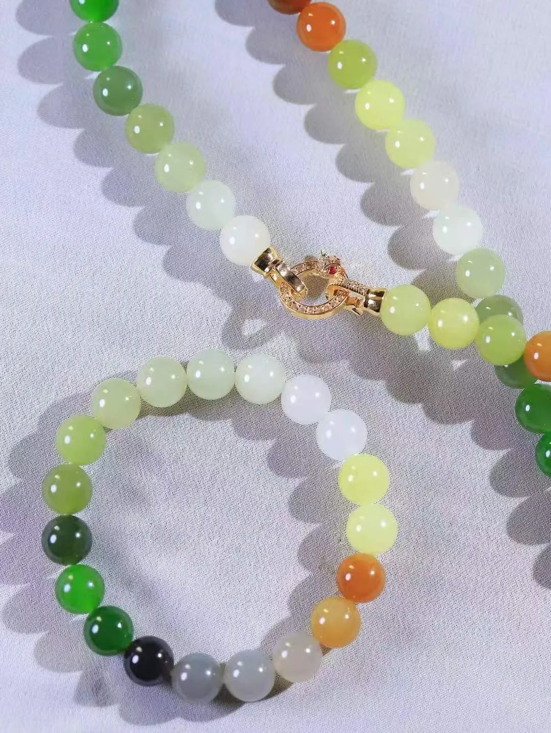 一套【珠圆玉润.套装】

精品和田玉多宝珠圆玉润项链 手串玉质细腻油润 饱满光滑 质朴无华，悠远简单，人心境界远，百世修炼深，心灵常驻善意持，觉悟人生百世修。项链重77.4克 尺寸取一10mm   手串重29.3克  尺寸取一10mm  751201000A