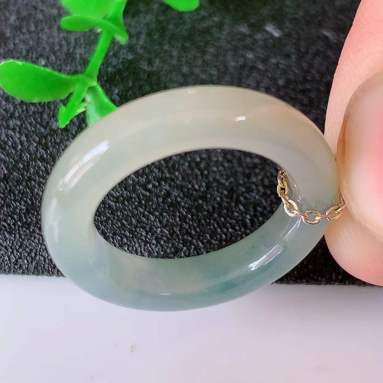 自然光实拍，17mm内径冰紫罗兰飘花翡翠指环，玉戒指，玉质莹润，好精美好冰润的指环，14圈口，上手纤巧！#1.18尺寸17*4.8*4.2