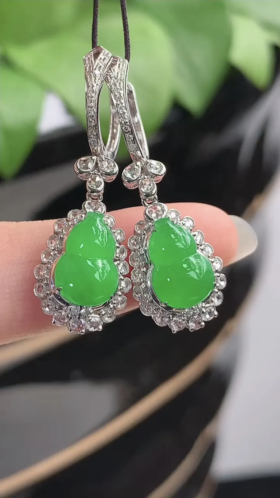 a货翡翠冰种18K金伴钻镶嵌阳绿葫芦耳坠 尺寸9.5×6.3×6.6裸石9.7×6.4mm 重量4.06g 1216