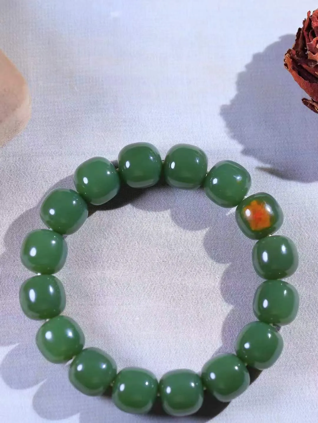 （老型珠.手串）

新疆和田玉老型珠手串，也可做手持，玉质细腻油润 饱满光滑 质朴无华，悠远简单，人心境界远，百世修炼深，心灵常驻善意持，觉悟人生百世修。重74.42克    尺寸取一13.3-14mm    541202001L