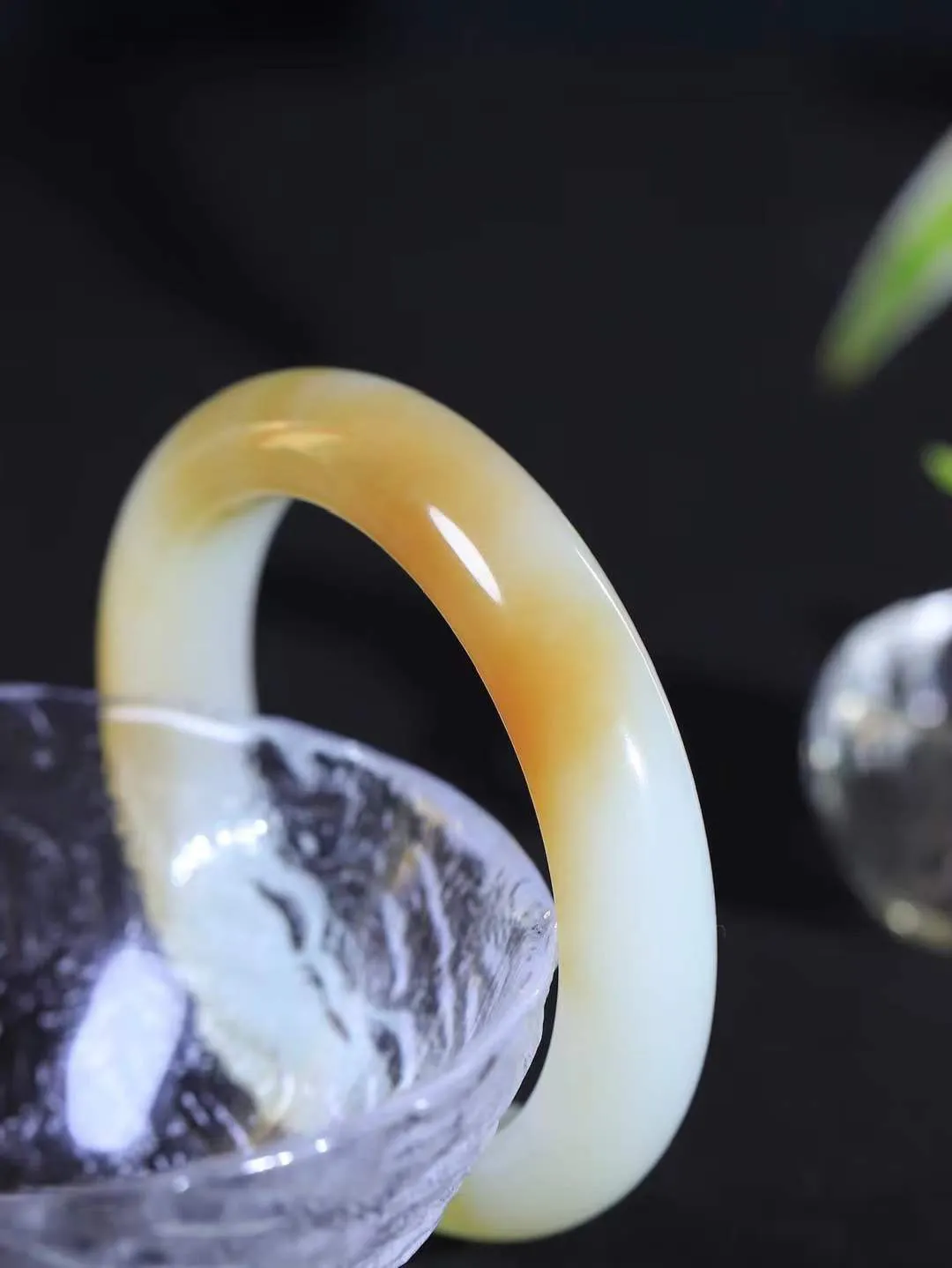 【暖玉生香·手镯】

收藏级和田玉糖白玉手镯，质地油润细腻，色泽高贵典雅，镯型古朴典雅。在诗情画意的雨巷相遇，你是我腕间的一抹风情，有你眸有深情，清风荡漾湖间静水，我愿俯身低眉，在烟波涟漪处，寻你深情倩影。内径51.5mm尺寸12.8-9mm重50克  691201958A