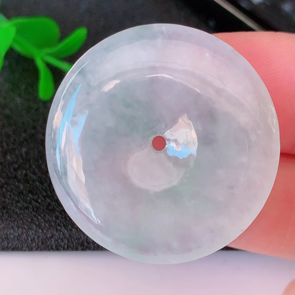 自然光实拍，冰种翡翠平安扣吊坠，平安是福；冰透，很美的料子， 平安扣佩戴优雅迷人！#57.16