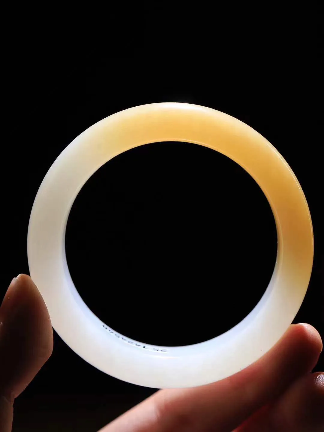 [温润如玉.手镯]

收藏级臻品和田玉糖白玉手镯。玉质温润细腻 油性十足 手感舒适，高华雅逸，线条流畅，简约大气，美自天成，素雅高贵。佩戴于腕间，婉约之美，举手投足间透出那份低调奢华。重73克 内径54.5mm尺寸15.5-9.2mm 781281914A