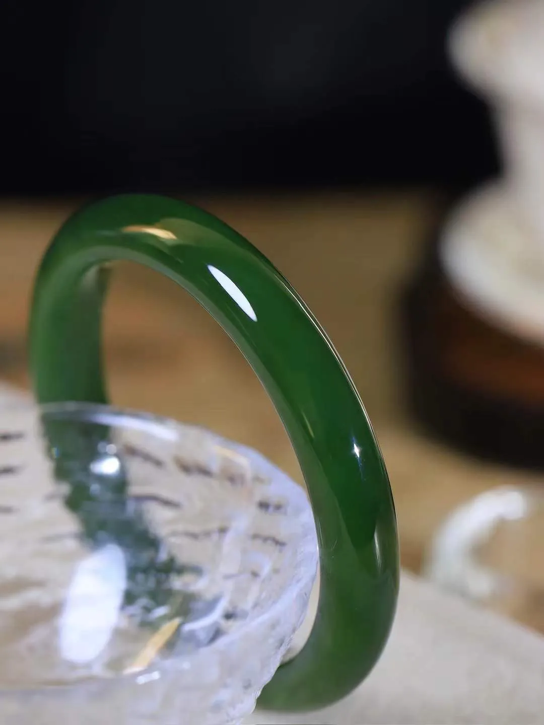 【碧色荡漾·手镯】

精品️和田玉碧玉手镯，玉质细腻温润，手感舒适，️线条流畅，简约大气，美自天成，佩戴于腕间，婉约之美，举手投足间透出那份低调奢华，醉人心扉。重44.58克 内径圈口57.4mm尺寸10.3-8.5mm FDL-771201032