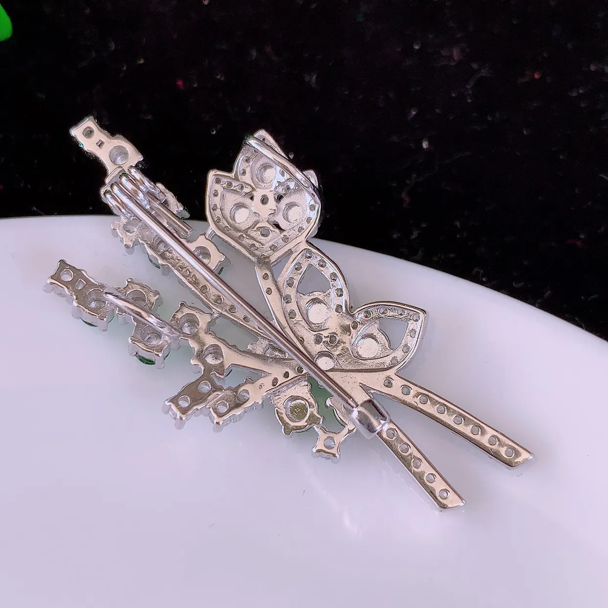 冰透满绿翡翠925银镶嵌胸针，自然光实拍，翠色灵动，颜色漂亮，种老水足，品相佳， 佩戴佳品！#97.16整体45.8*23*9裸石3*3