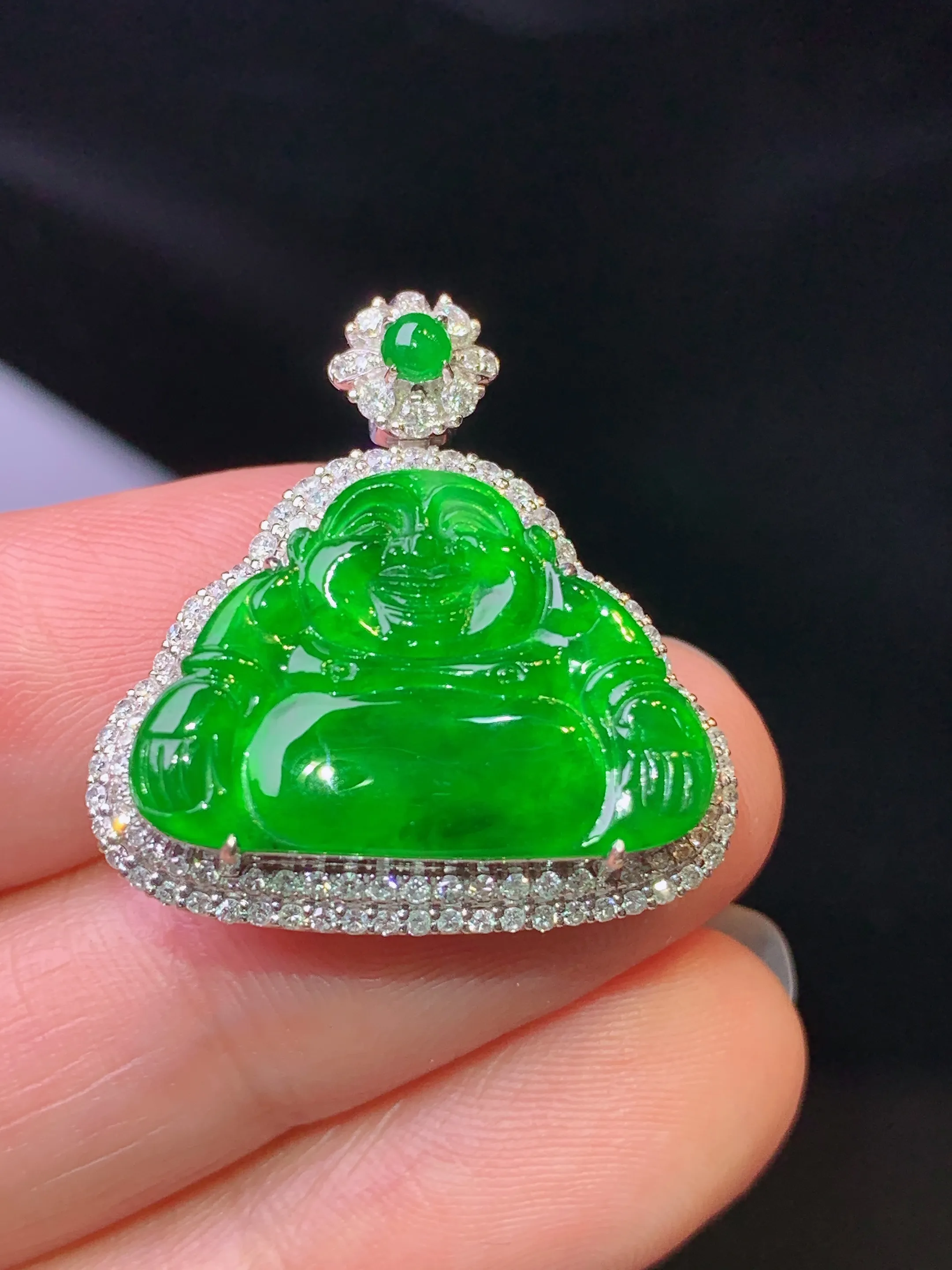 18k金钻镶嵌满绿佛公吊坠 玉质细腻 色泽清新艳丽 整体尺寸25.2*23.8*8.3