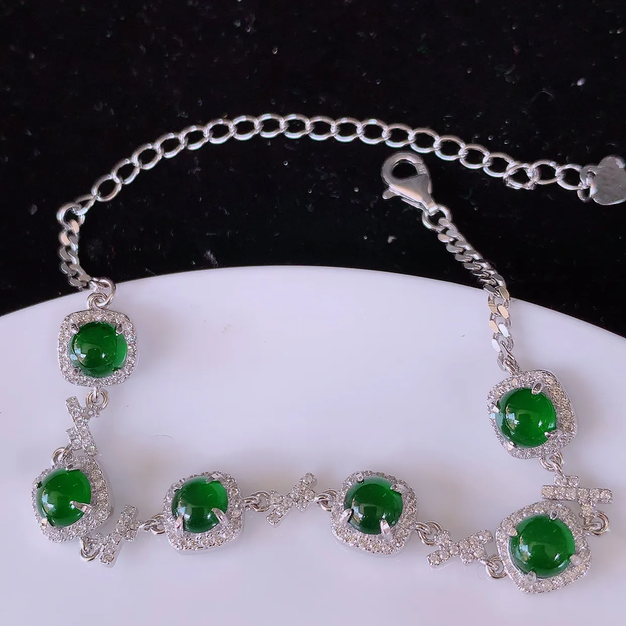 冰透满绿翡翠925银镶嵌手链，自然光实拍，翠色灵动，颜色漂亮，种老水足，品相佳，佩戴佳品！#97.18取一7.2*7.2-5整体4.6*4.6