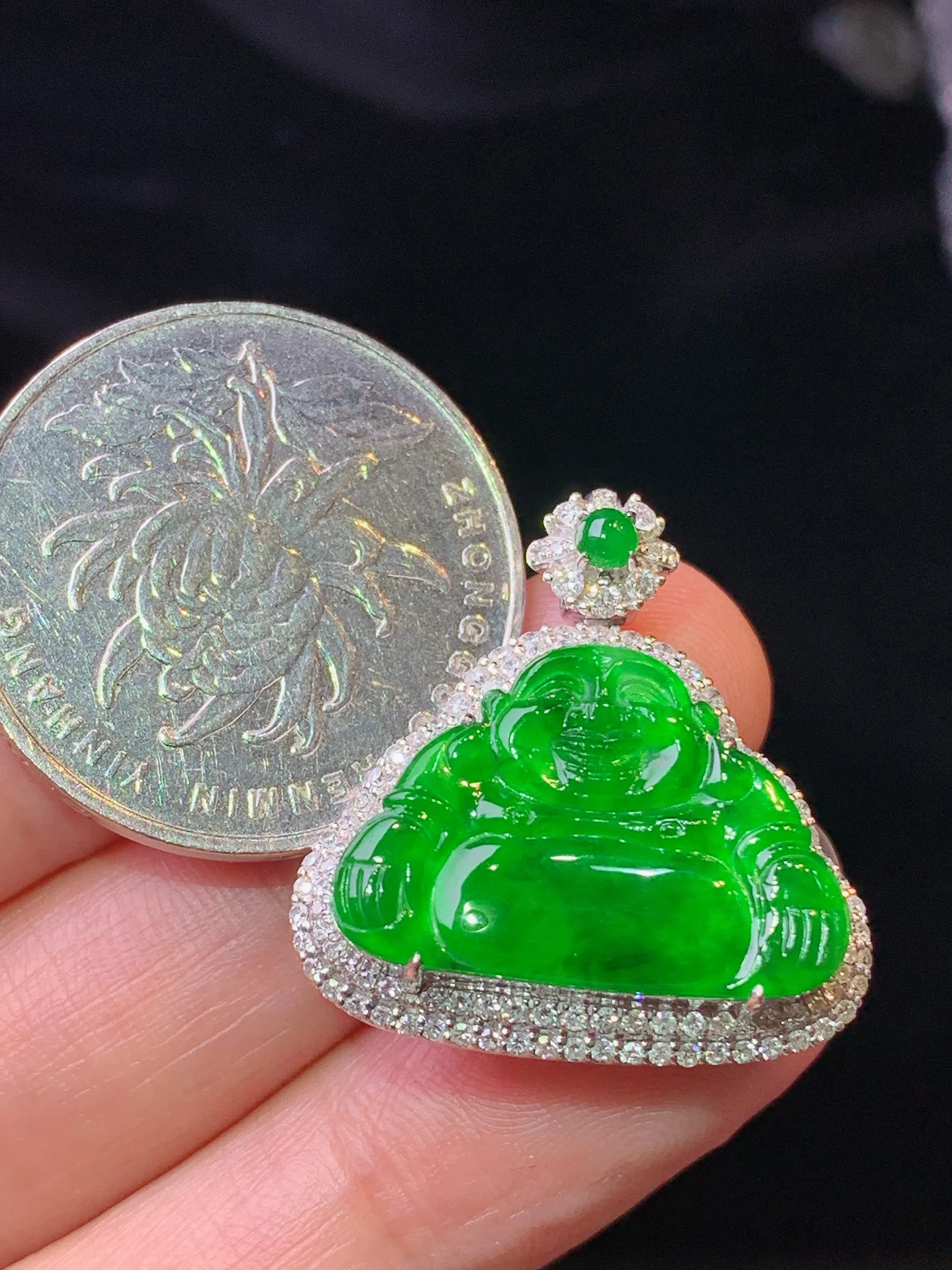 18k金钻镶嵌满绿佛公吊坠 玉质细腻 色泽清新艳丽 整体尺寸25.2*23.8*8.3