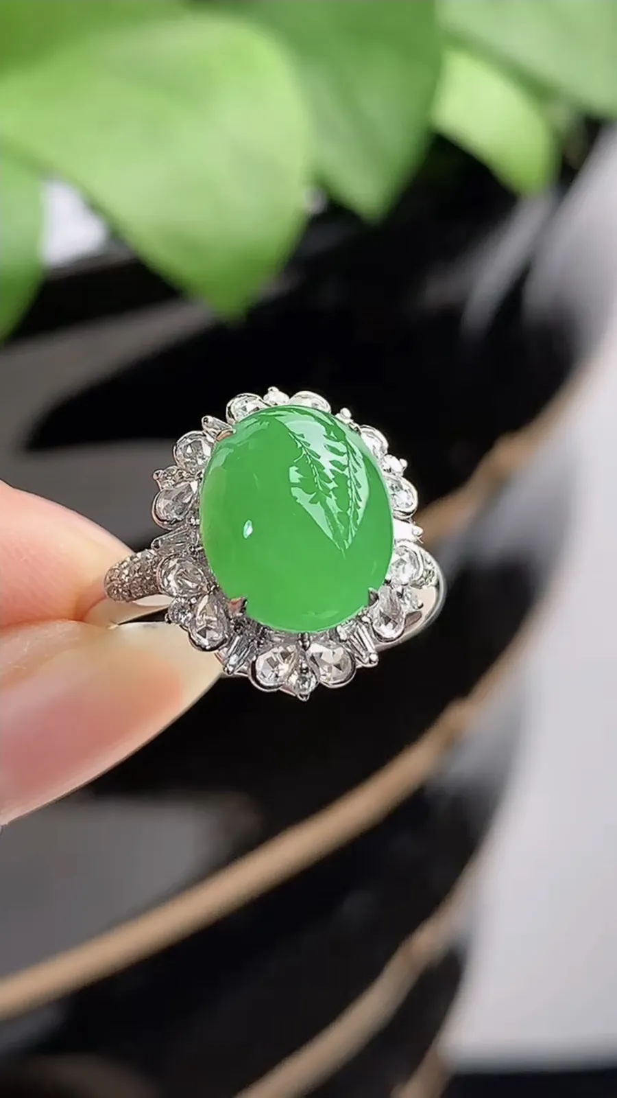 a货翡翠冰种18K金伴钻镶嵌阳绿蛋面戒指 圈口17.8裸石尺寸11.2×9mm 重量3.92g 1217