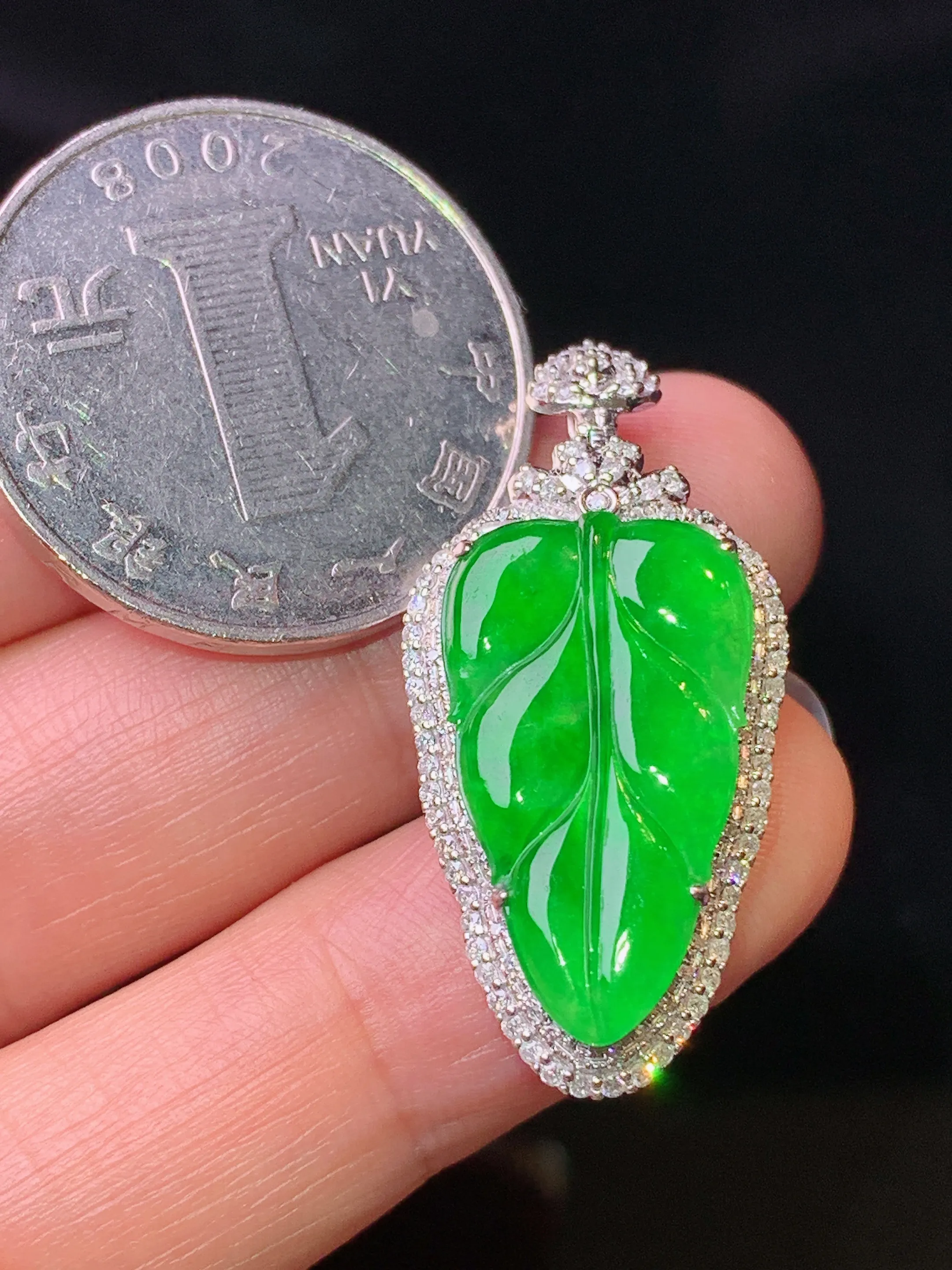 18k金钻镶嵌满绿树叶吊坠 玉质细腻 色泽清新艳丽 整体尺寸33.2*16*7