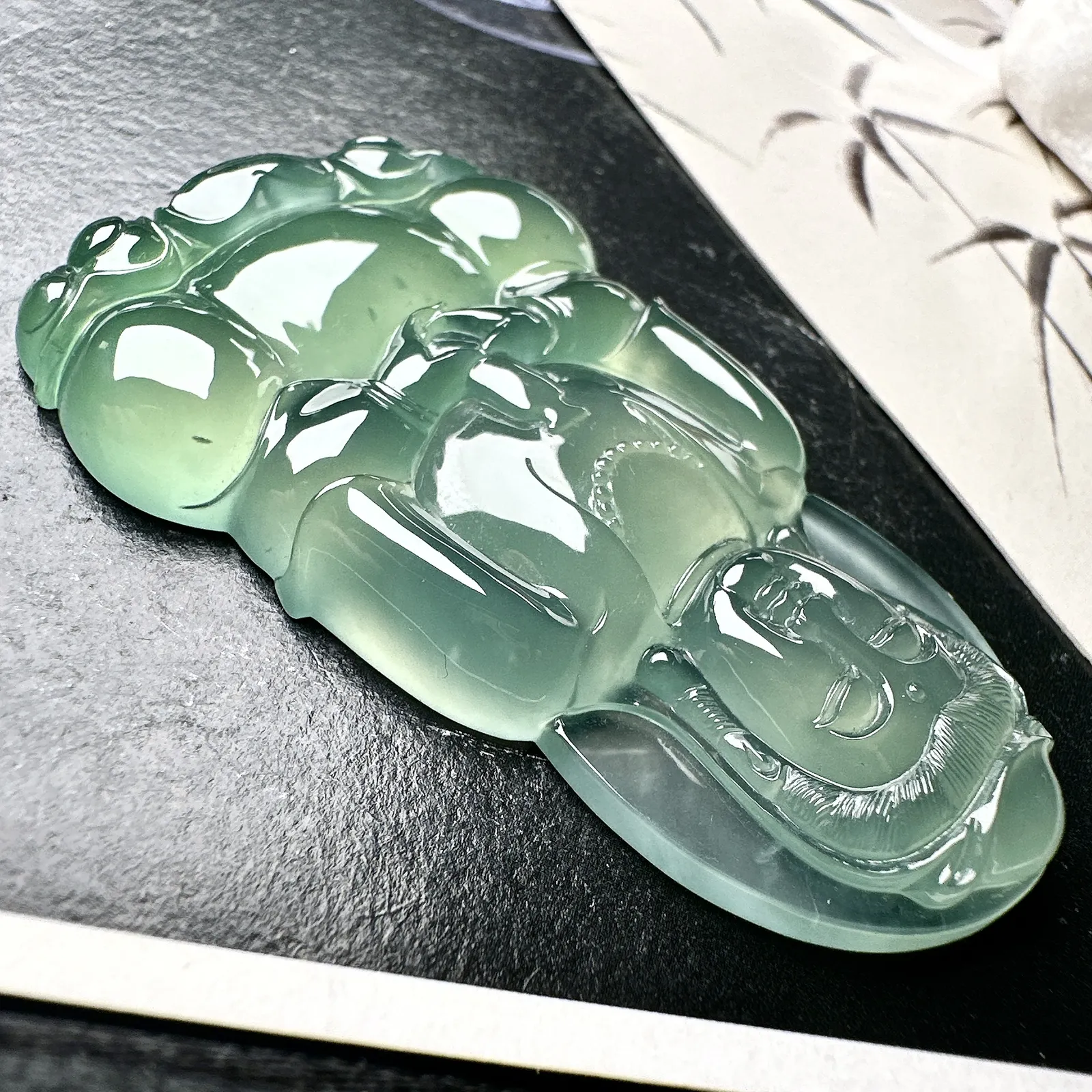 【冰种晴底正装观音】质地细腻，通透度上佳，冰感十足，适合佩戴，收藏品质