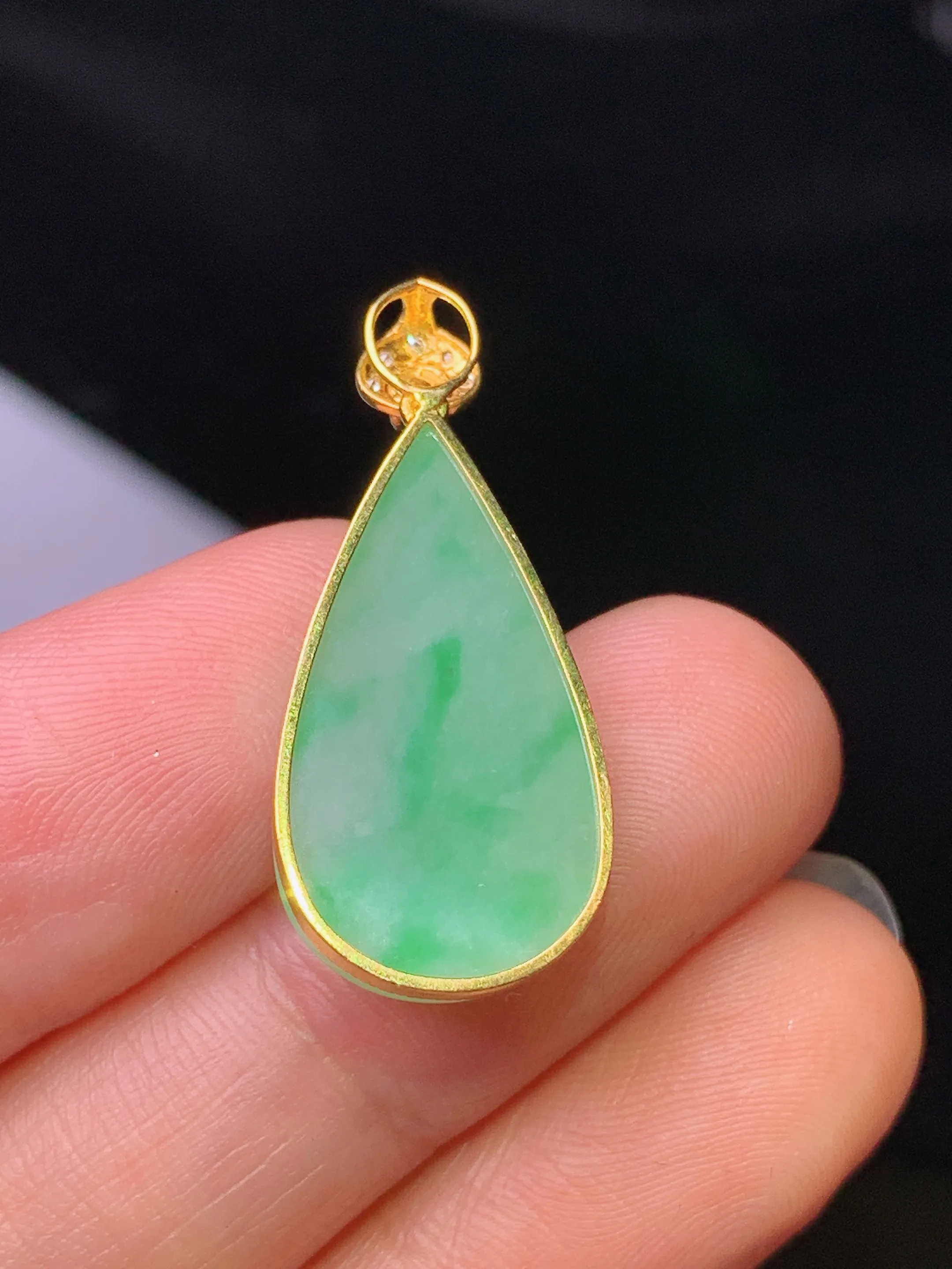 18k金钻镶嵌飘绿水滴吊坠 玉质细腻 色泽清新艳丽 整体尺寸28.5*12.6*4