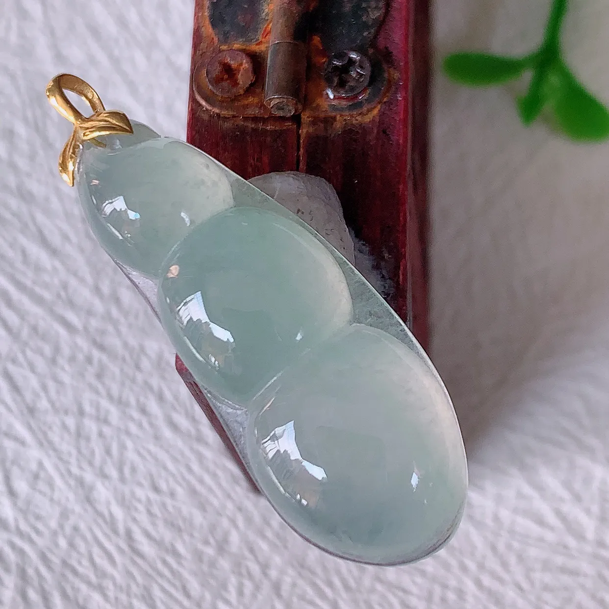 18K金镶嵌冰种翡翠四季豆吊坠，平安豆福豆玉坠，冰润通透，豆粒饱满，寓意：豆蔻年华！#12.18整体36裸石尺寸31.5*12*6.2