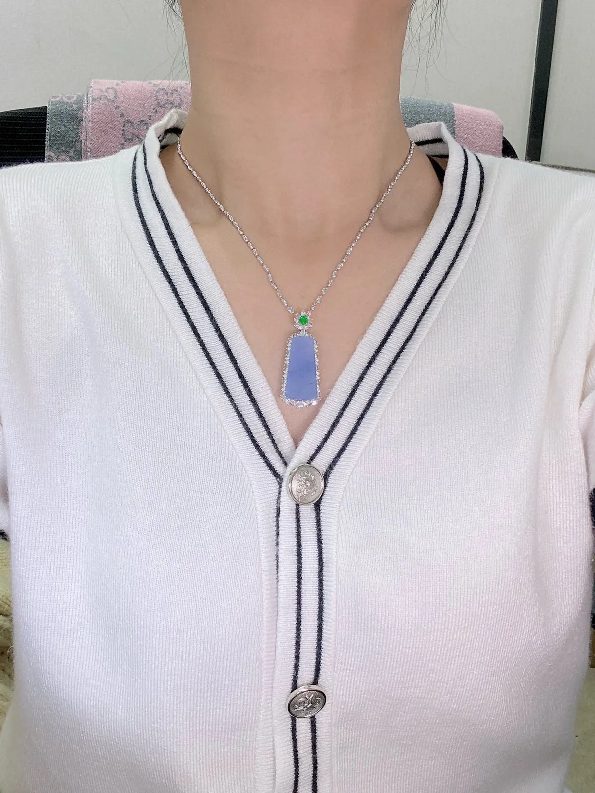 【冰种紫无事牌吊坠】质地细腻，光泽度不错，18k金钻镶嵌，裸石尺寸27.5*13.8*4.7毫米