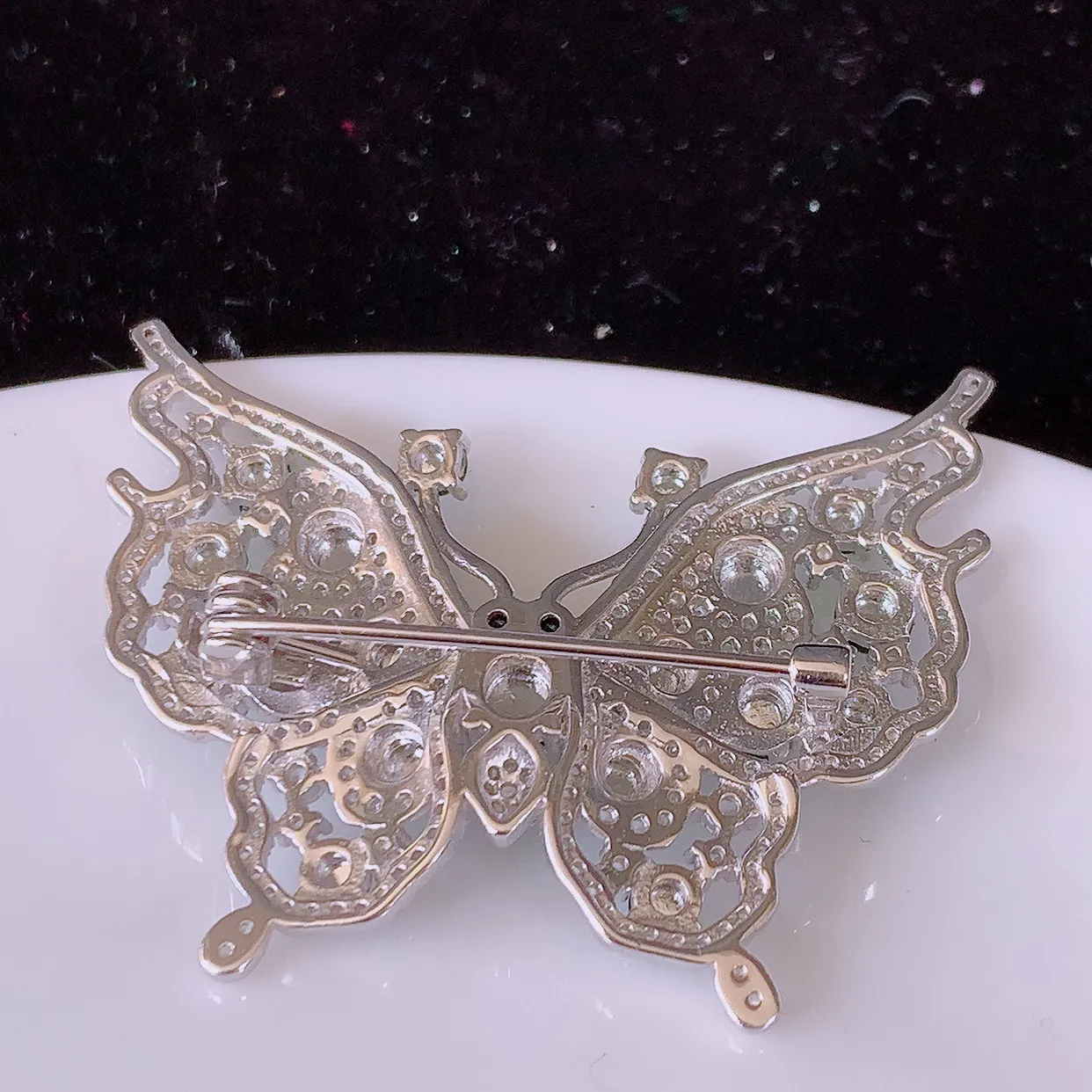 冰透满绿翡翠925银镶嵌蝴蝶胸针，自然光实拍，翠色灵动，颜色漂亮，种老水足，品相佳，佩戴佳品！#97.18整体41*33*9.5裸石3.5*3.5