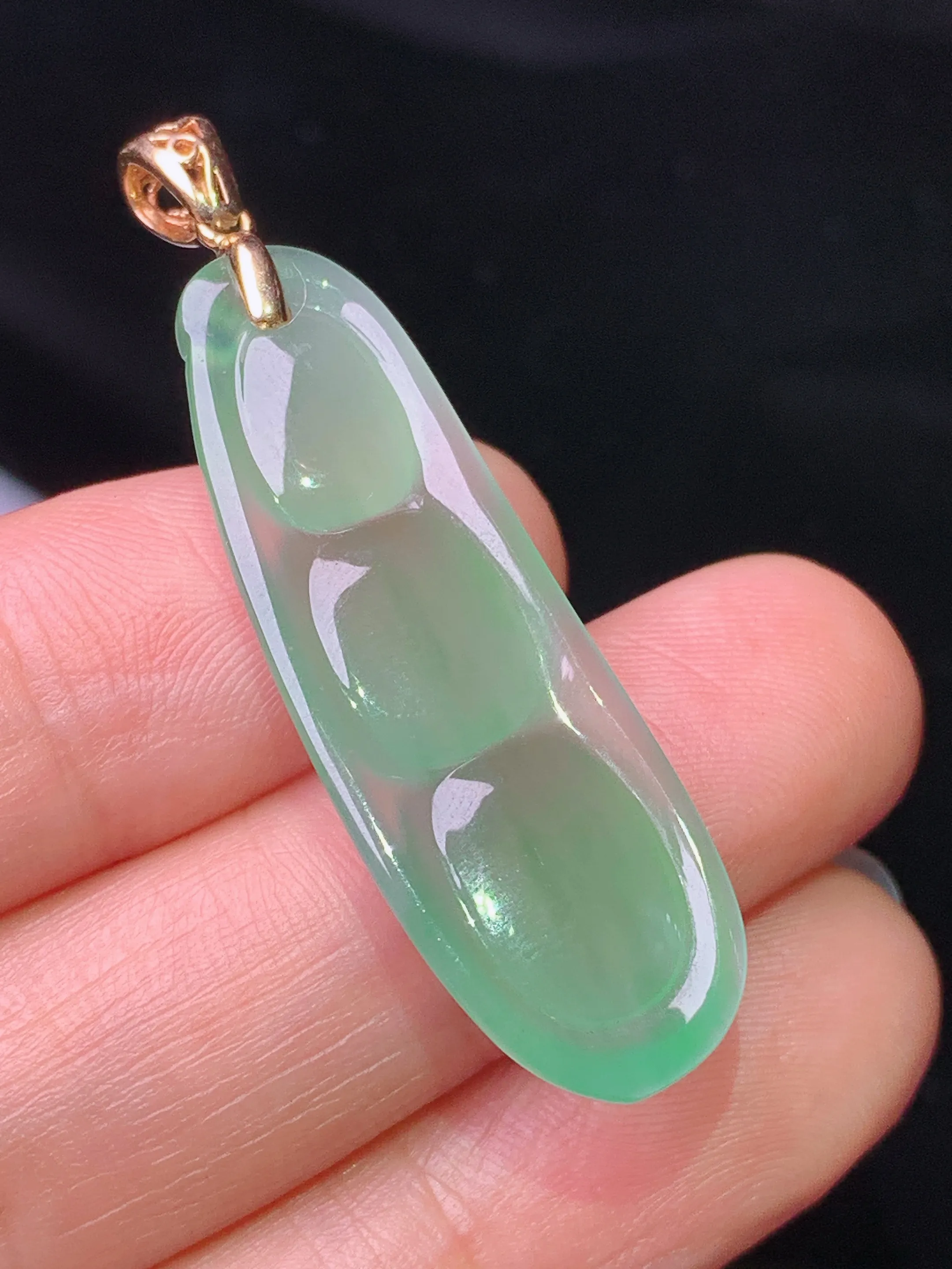 18k金镶嵌冰种四季豆吊坠 玉质细腻 色泽清新艳丽 整体尺寸43.2*12.3*5.2